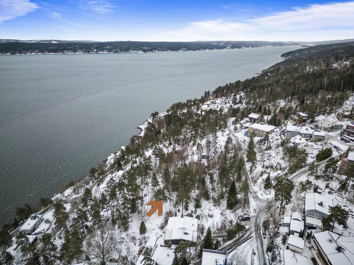 Eiendommen ligger straks utenfor i strandsonen 100 meters beltet. Galleribilde