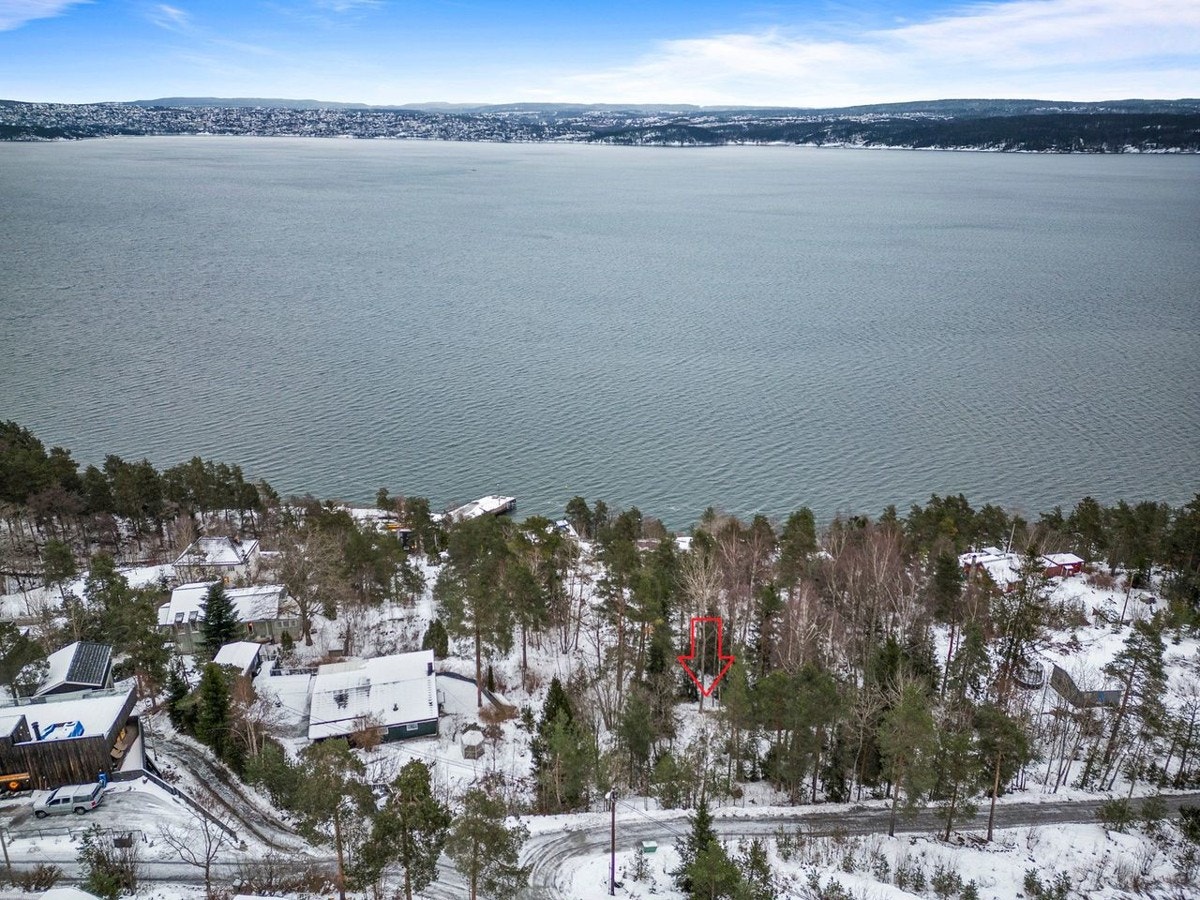 Stor naturtomt på 2440 kvm. i skrånende terreng med utsikt over Bunnefjorden. Galleribilde
