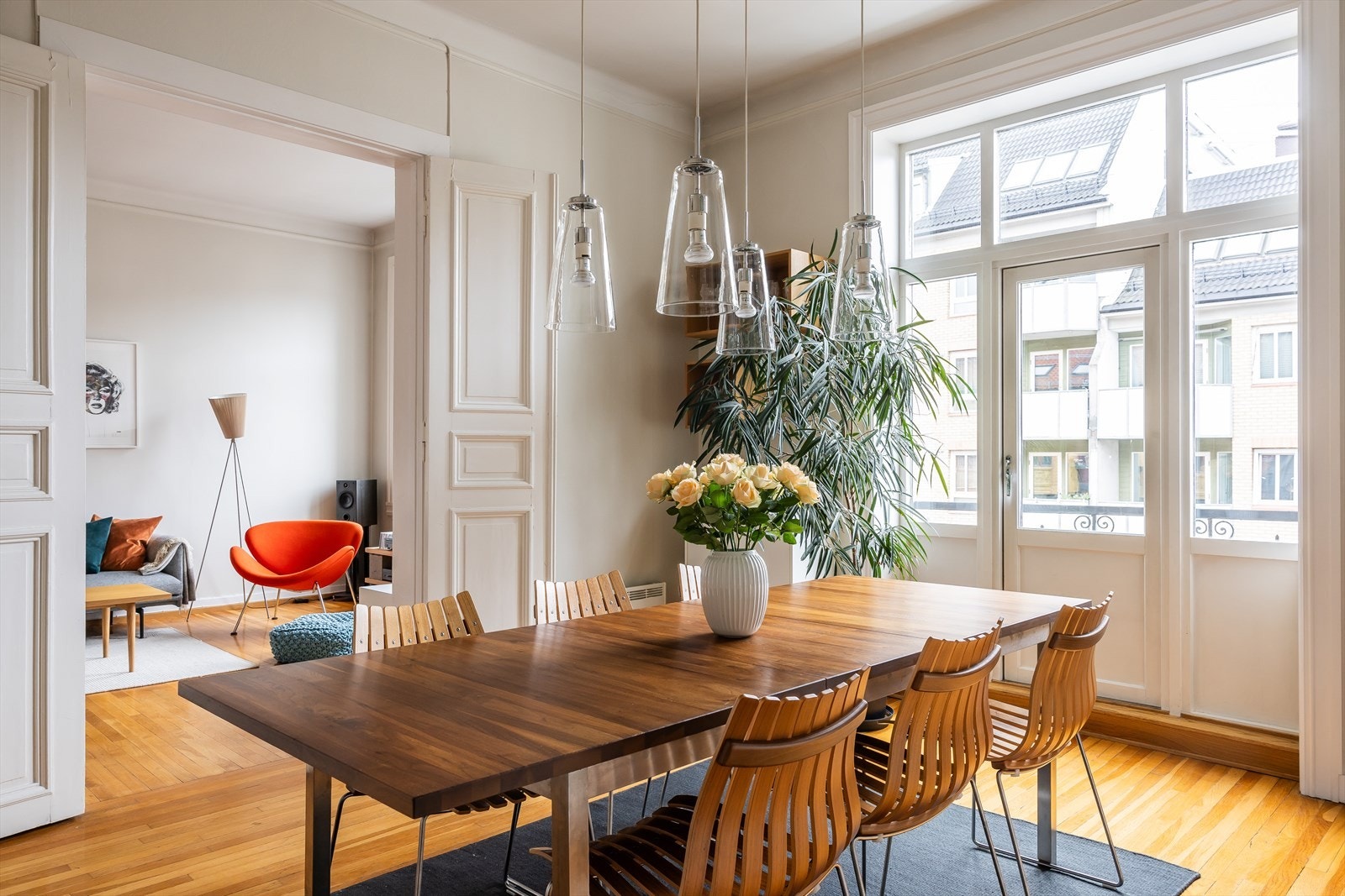 Hyggelig spisestue med utgang til balkong. Galleribilde