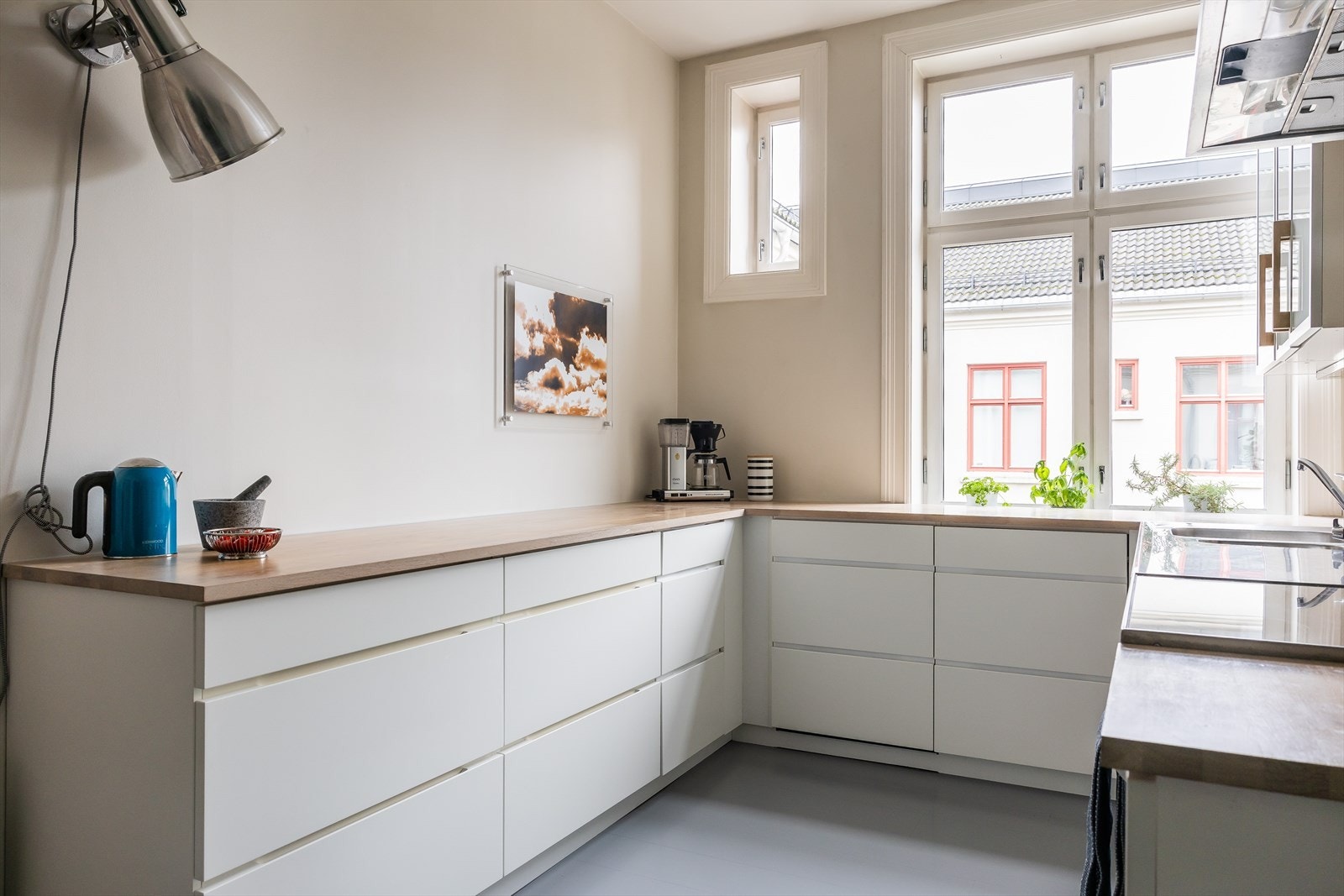 Det er montert mekanisk avtrekksvifte over stekesonen, komfyr og kombiskap. Galleribilde