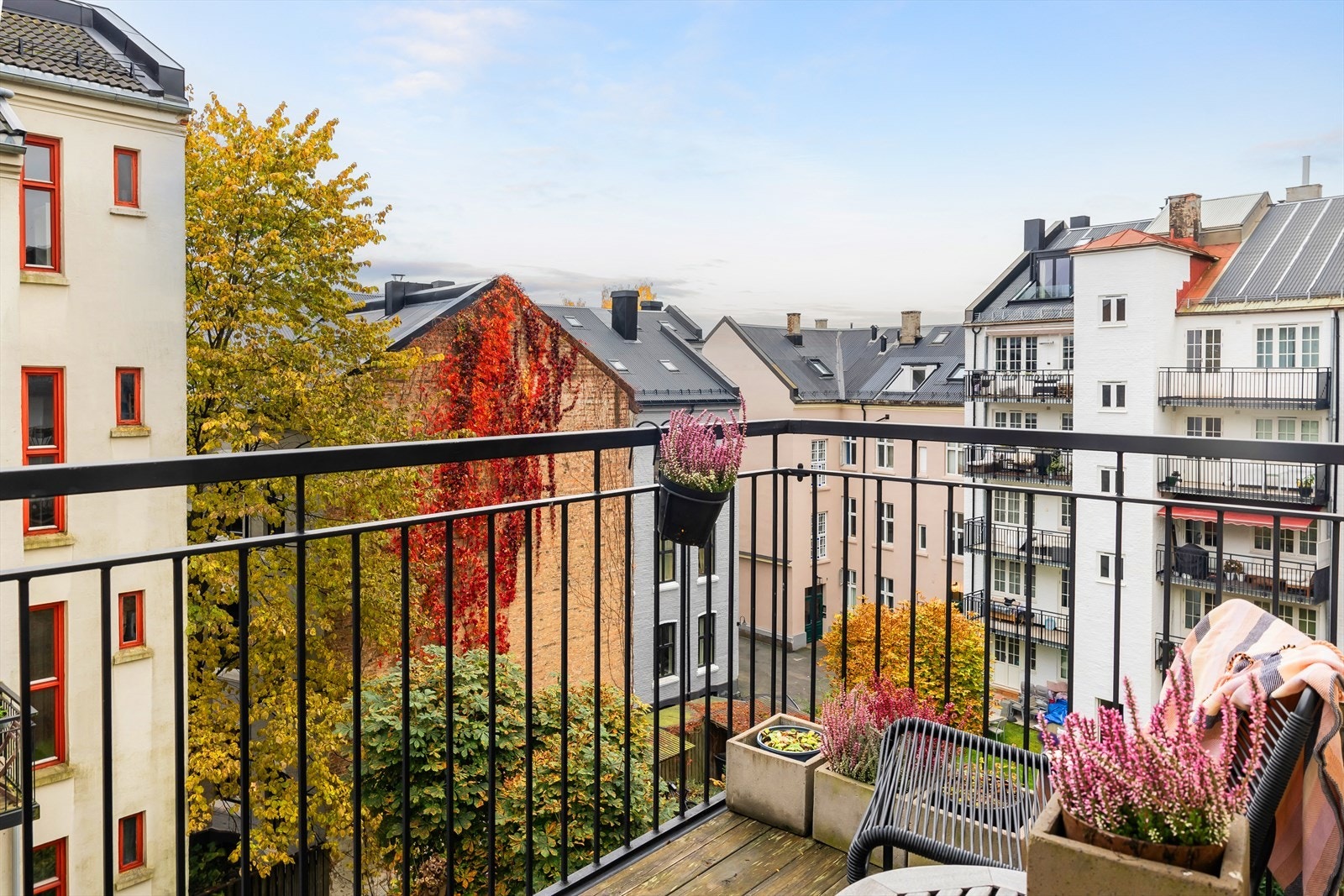 Leiligheten har to balkonger, en sør-øst vendt på 2 m² med utgang fra stuen og en sør-vest vendt på 4 m² med utgang fra soverommet. Galleribilde