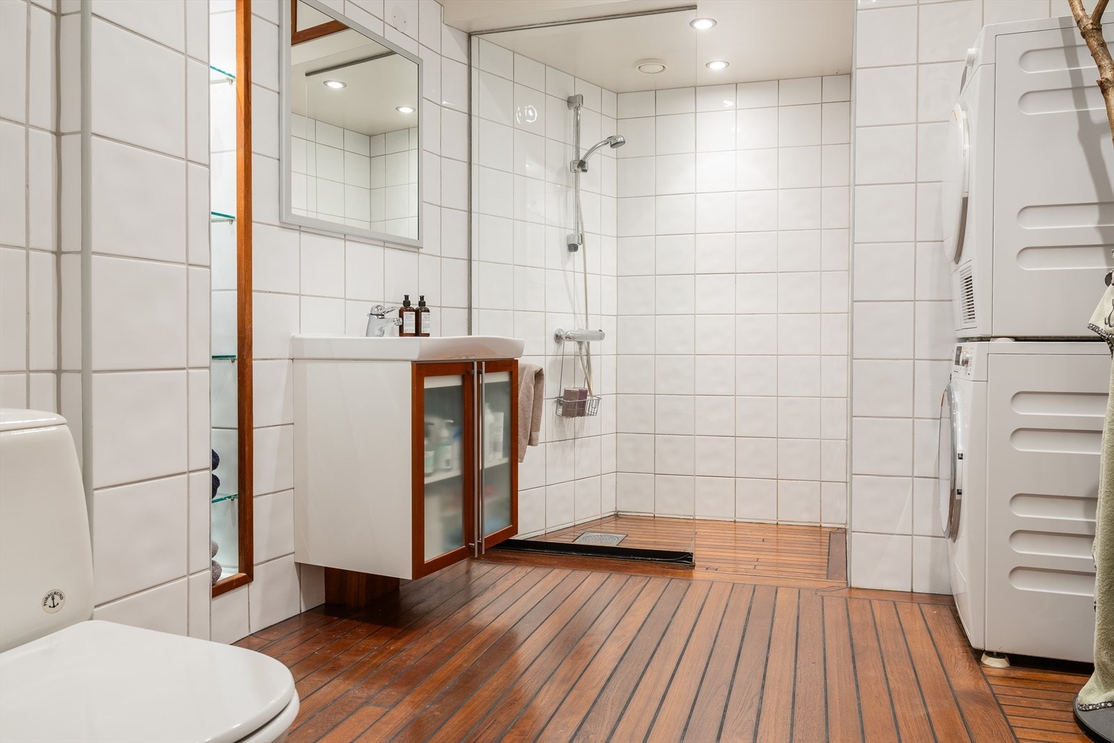 Stilrent baderom med flotte detaljer. Badet har skipsgulv med gulvvarme og lyse fliser på vegger. Galleribilde