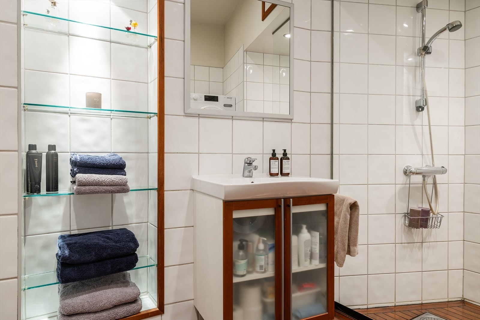 Badet er innredet med servant med servantskap, toalett og dusjnisje. Ellers er badet utstyrt med ett greps blandebatteri fra FM Mattsson, bereder, opplegg for vaskemaskin og mekanisk avtrekk. Galleribilde