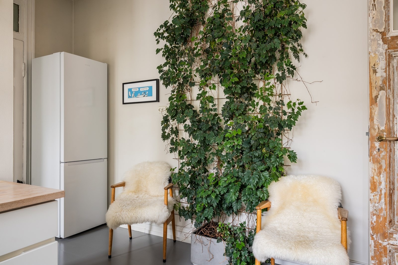 Det er integrert oppvaskmaskin, samt kjøkkenventilator til i felles sjakt. Galleribilde