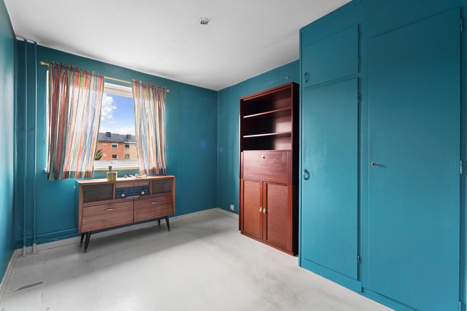 Soverom nr. 2 er også av god størrelse, har flott utsyn over nærligende område og adkomst fra entré. Galleribilde