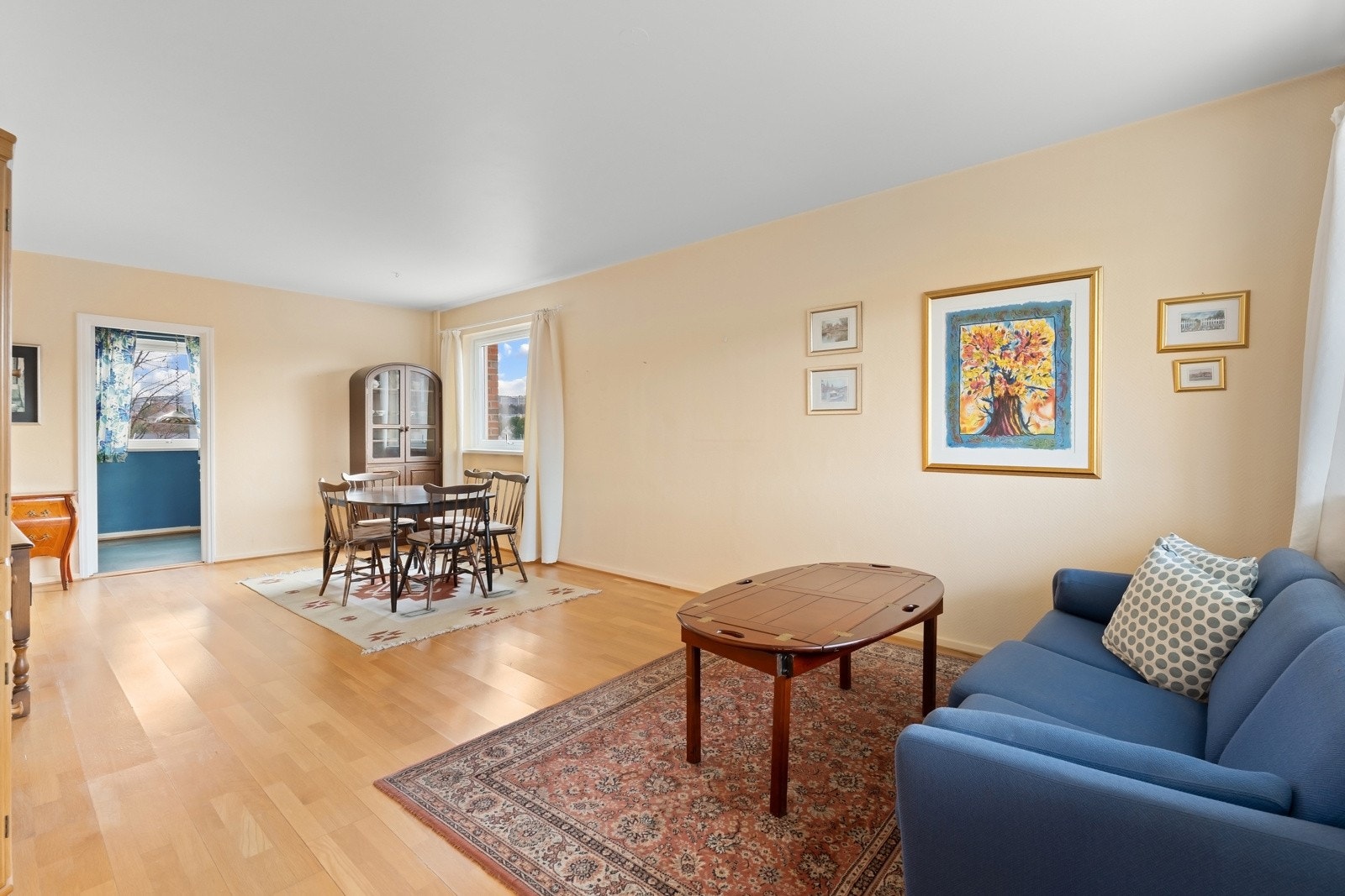 Stuen er av særs god størrelse og kan enkelt møbleres etter ønske og behov. Galleribilde