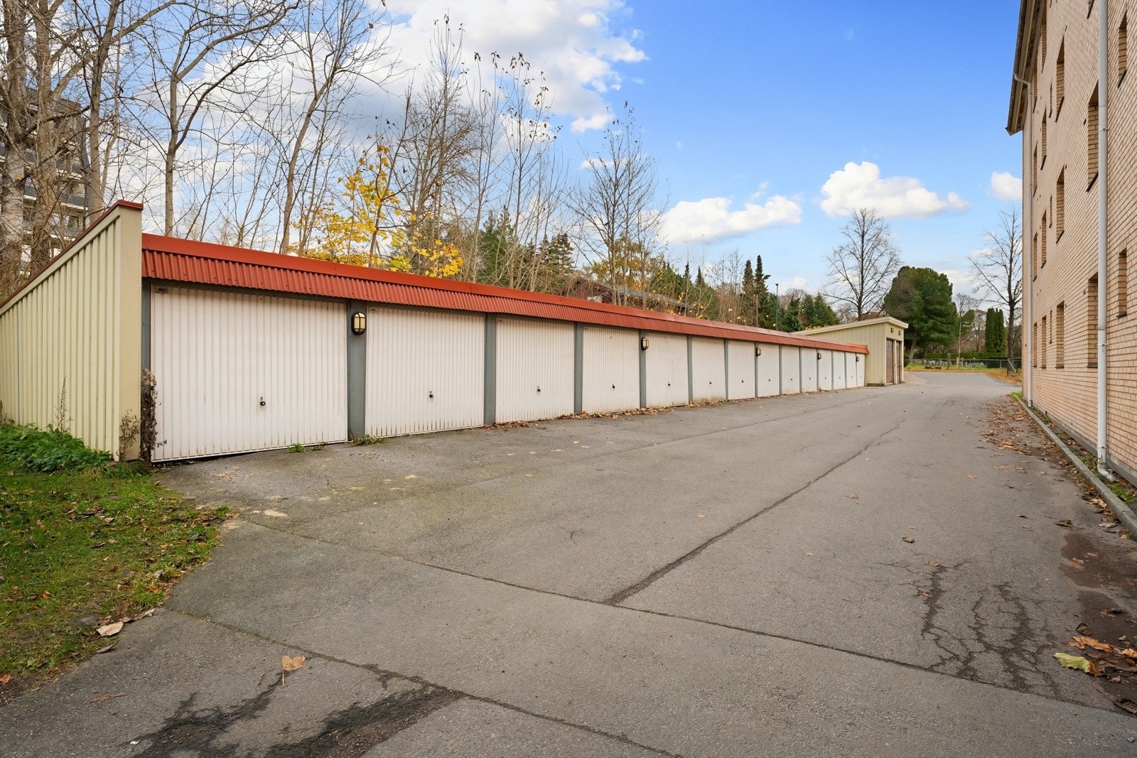 Det medfølger garasjeplass i fellesrekke, merket 50143. Galleribilde