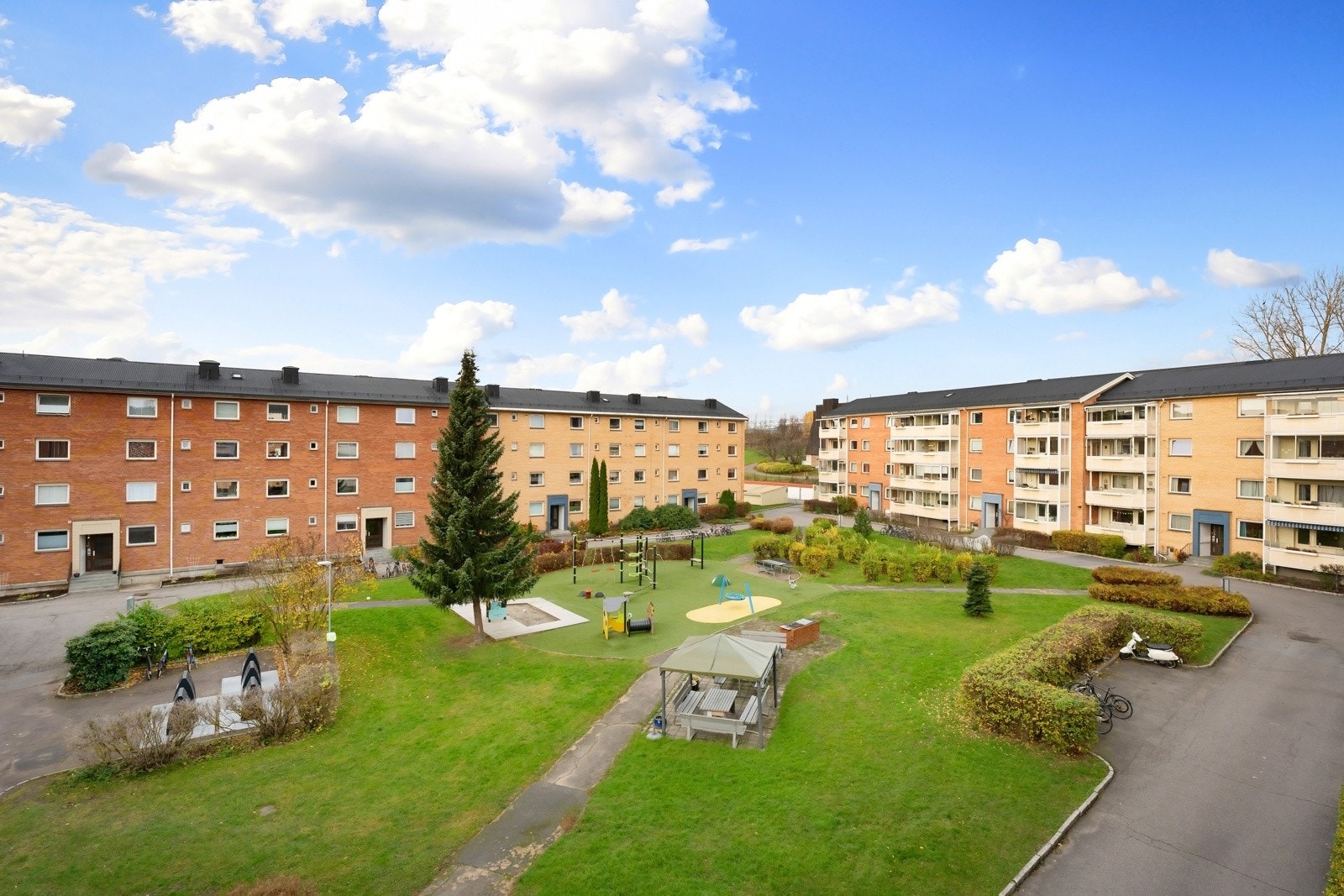 Hyggelig utsyn over omkringliggende nærområde - Pent opparbeidet med lekeplasser og plan gressplen. Galleribilde