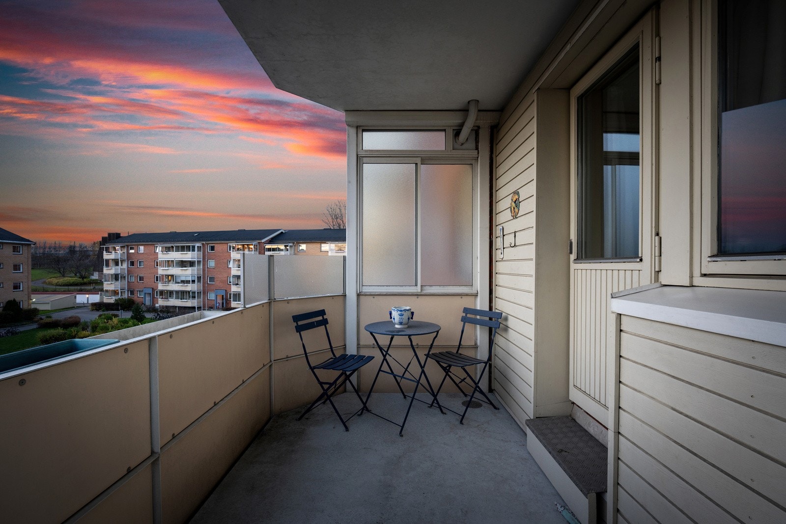 Vestvendt balkong på 6 m² med glimrende solforhold - Sol fra tidlig ettermiddag og til sen kveld midtsommers. Galleribilde