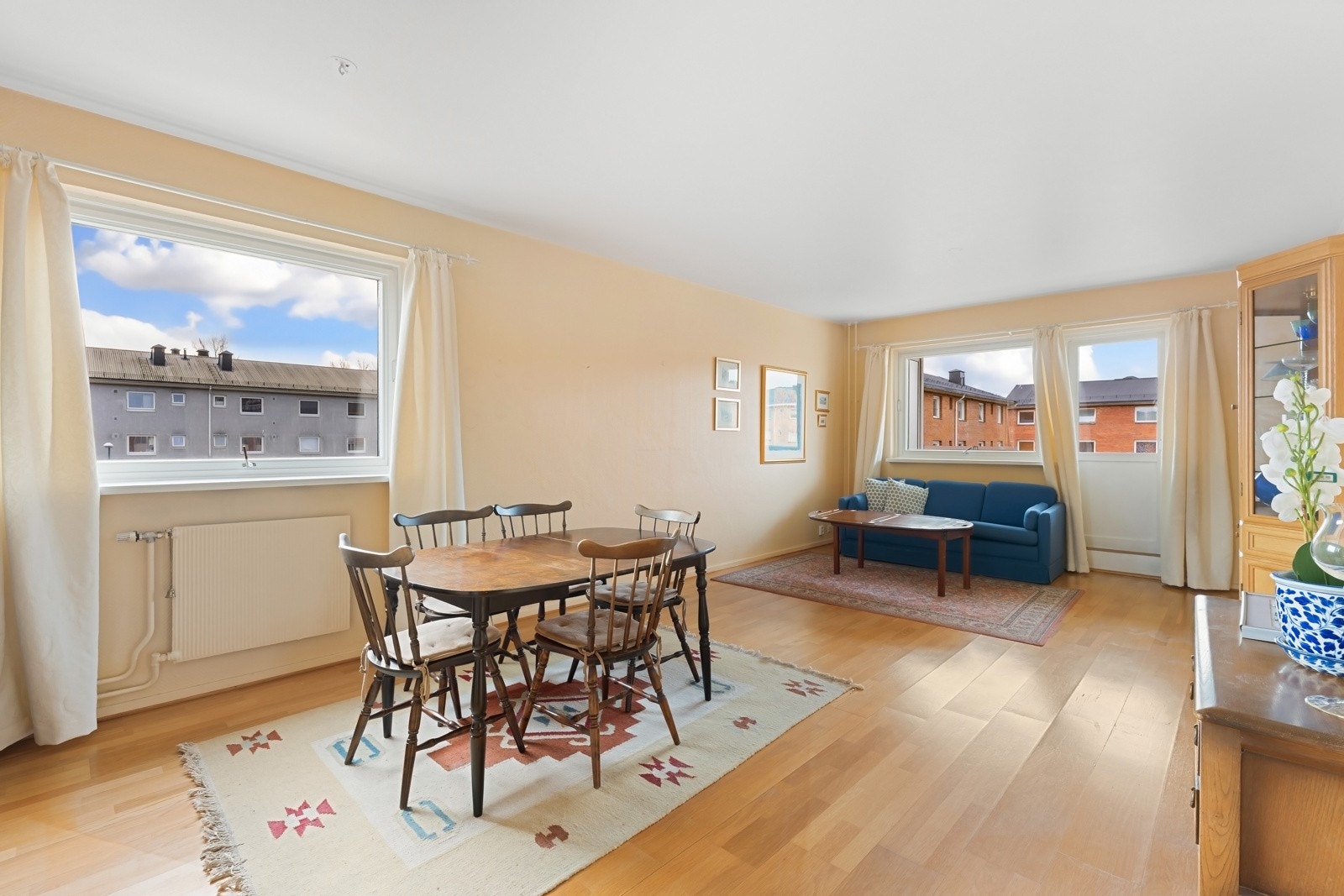 Stor og luftig stue med god plass til generøst møblement i flere soner. Galleribilde