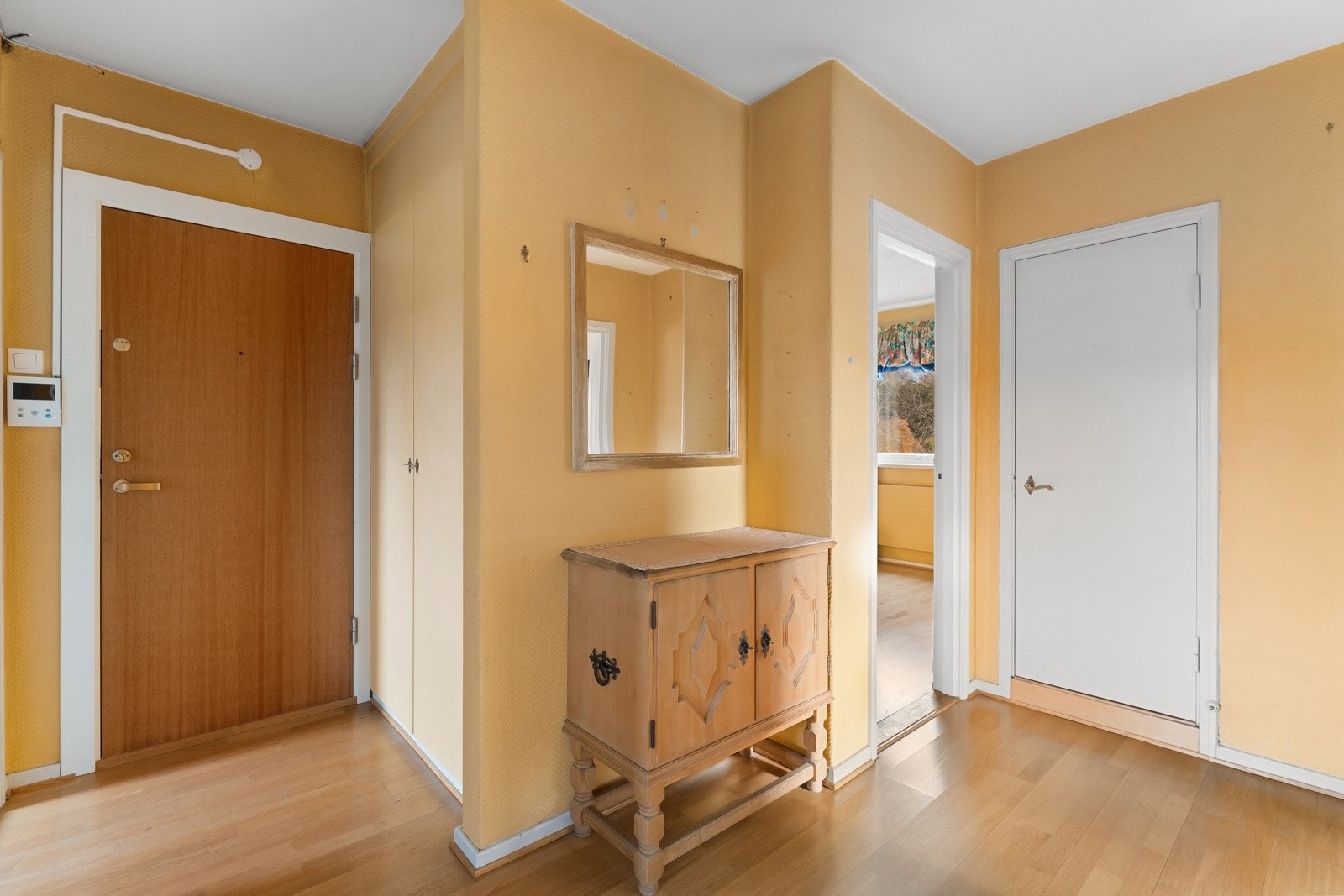 Stor og romslig entré/gang med plassbygget garderobeskap og nytt callingsystem med monitor. Galleribilde