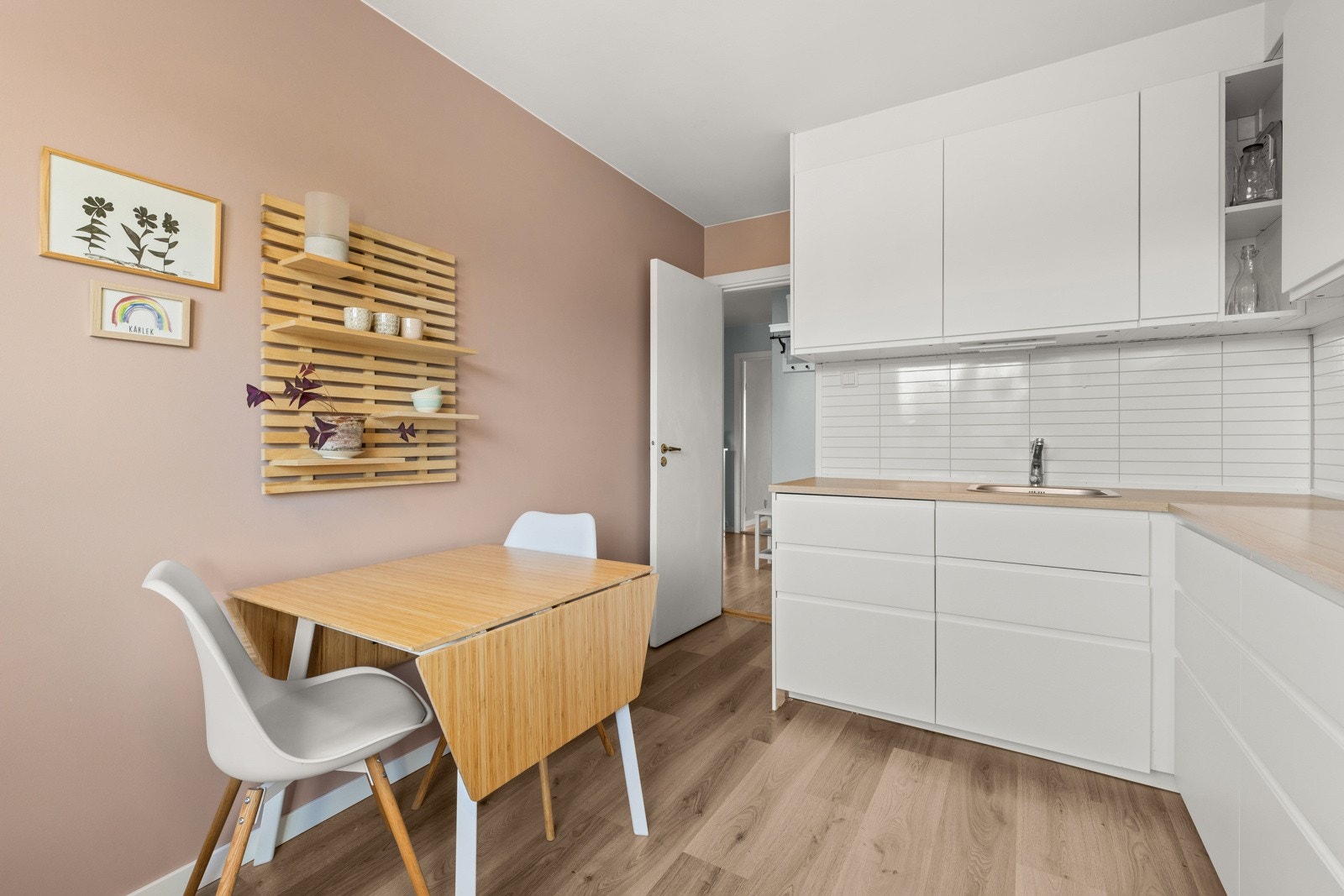Du får god plass til å innrede med et spisebord på kjøkkenet. Galleribilde