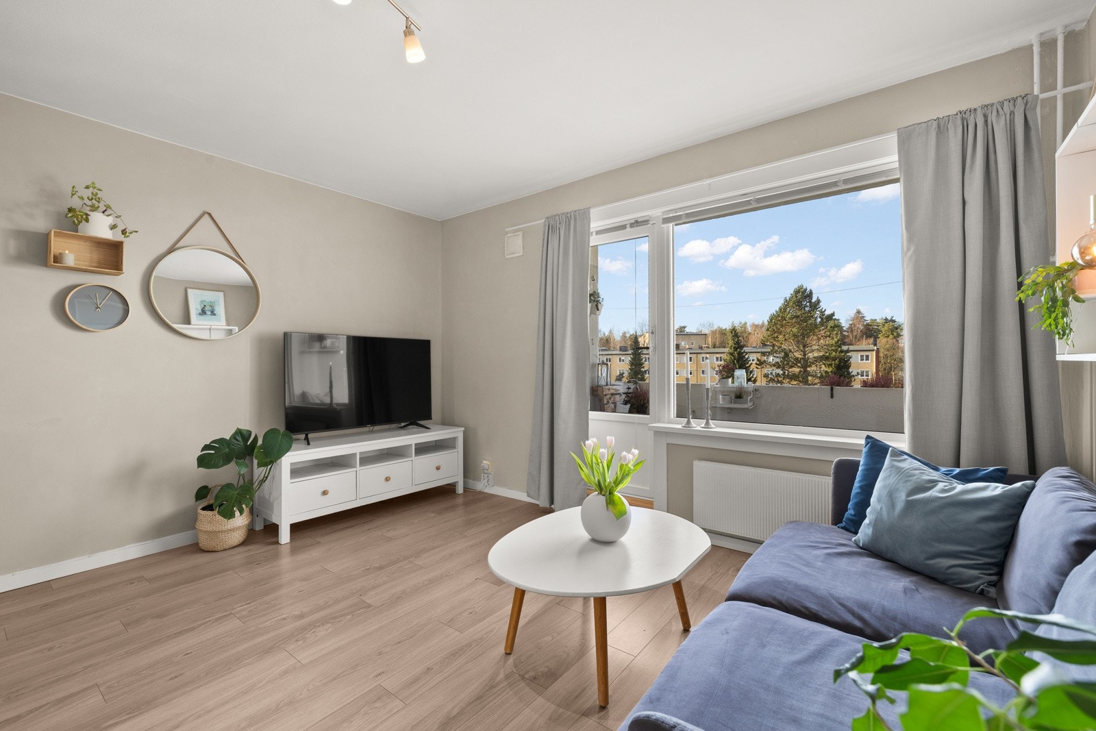 Lys og innbydende stue med gode innredningsmuligheter. Galleribilde