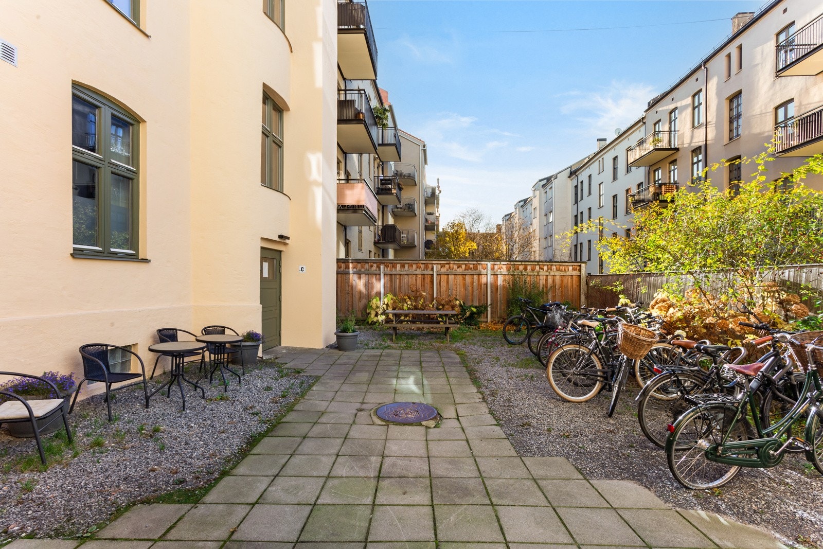 Stille, pent opparbeidet indre gårdsrom. Galleribilde