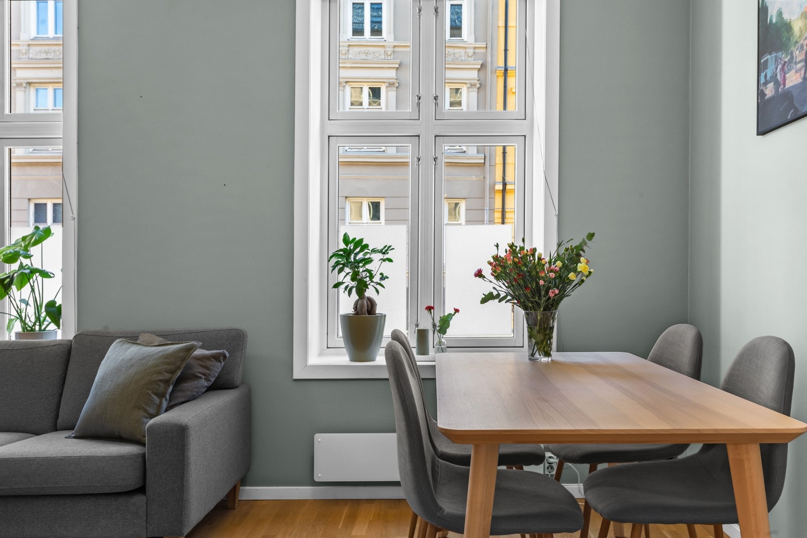 Boligen vender ikke ut mot Sannergata og stuen vender ut mot stille sidegate. Galleribilde