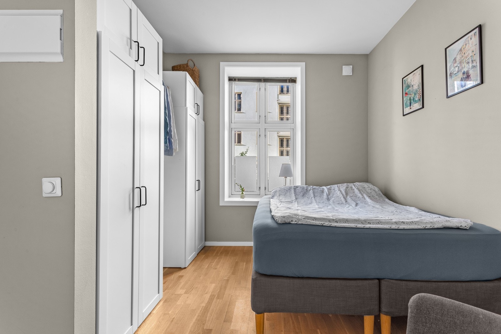 Rommet vender ut mot stille, indre gårdsrom. Galleribilde