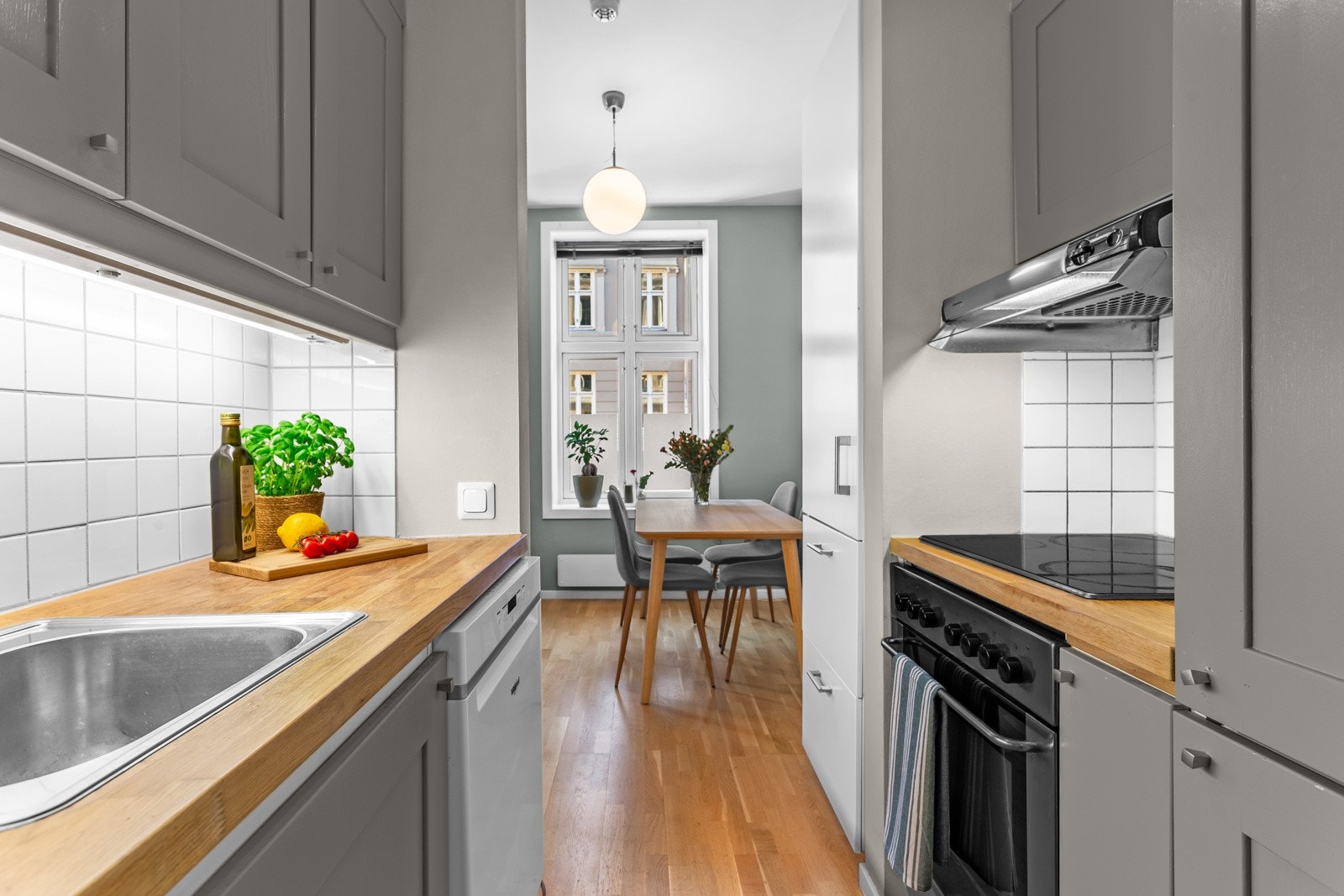 Kjøkkeninnredning med profilerte fronter og heltre benkeplate. Galleribilde