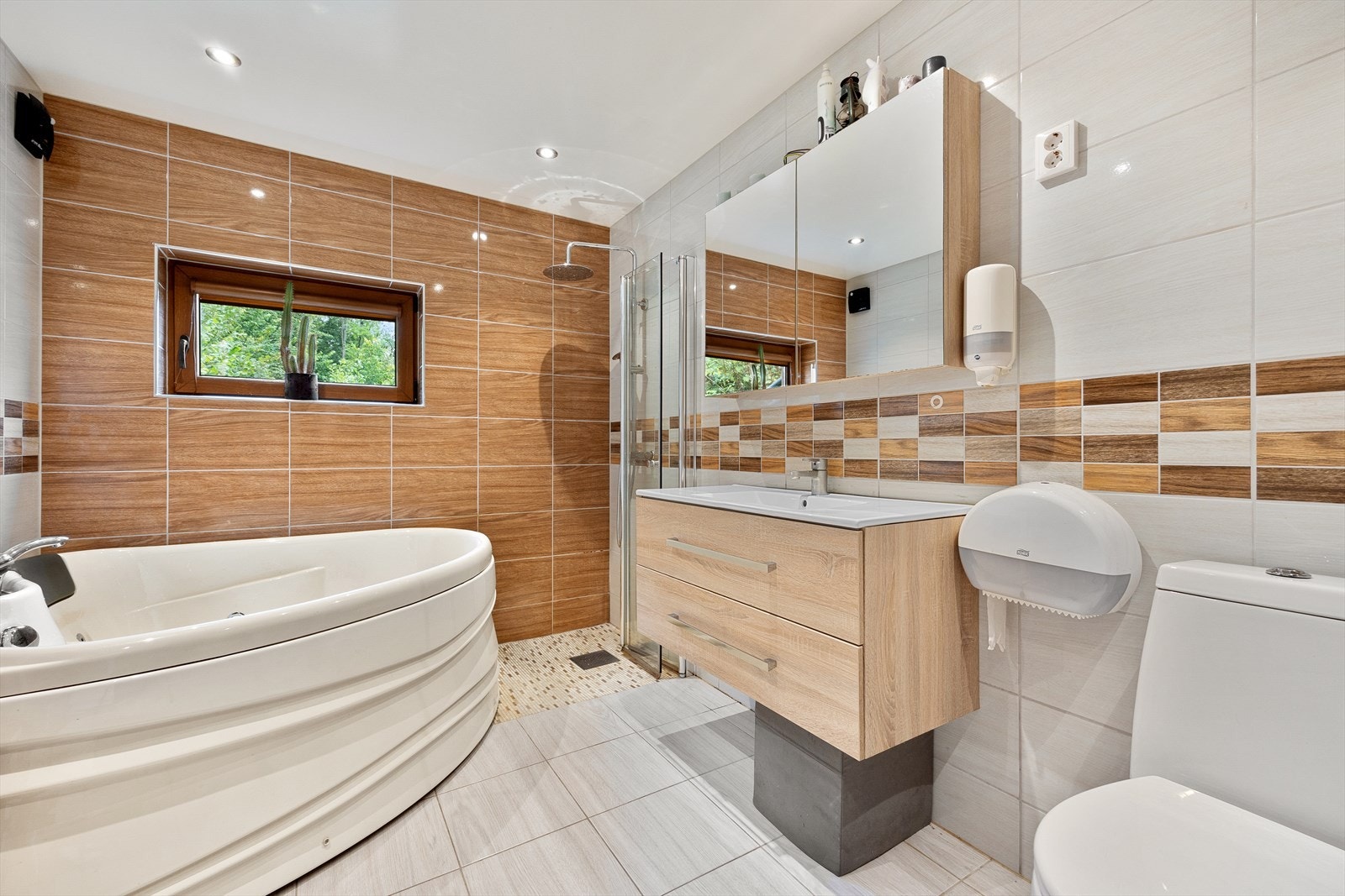 Bad i . etasje som antas å være fra ca 2013 og er utført av eier. Galleribilde