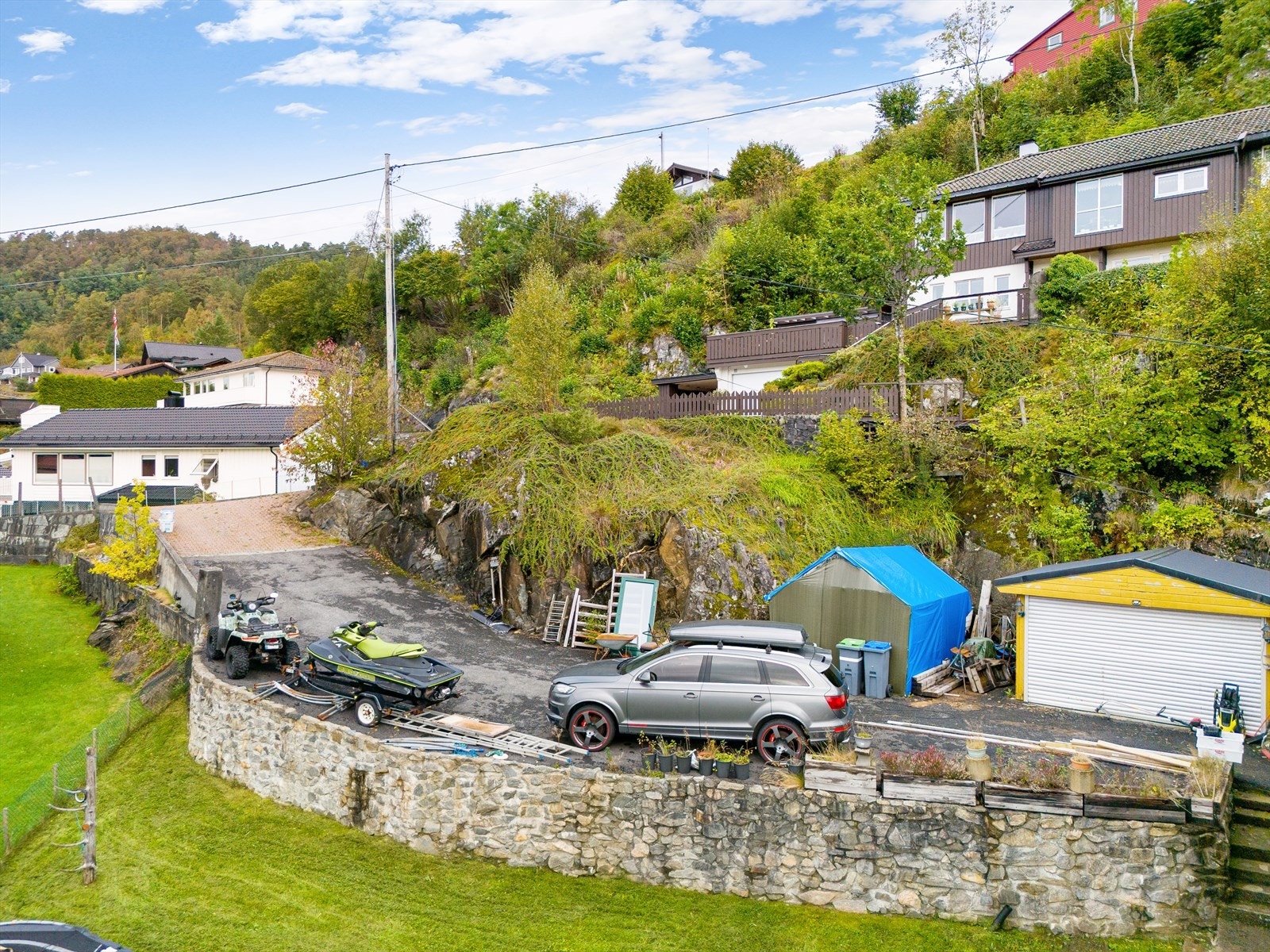 Det er flere biloppstillingsplasser på eiendommen. Galleribilde
