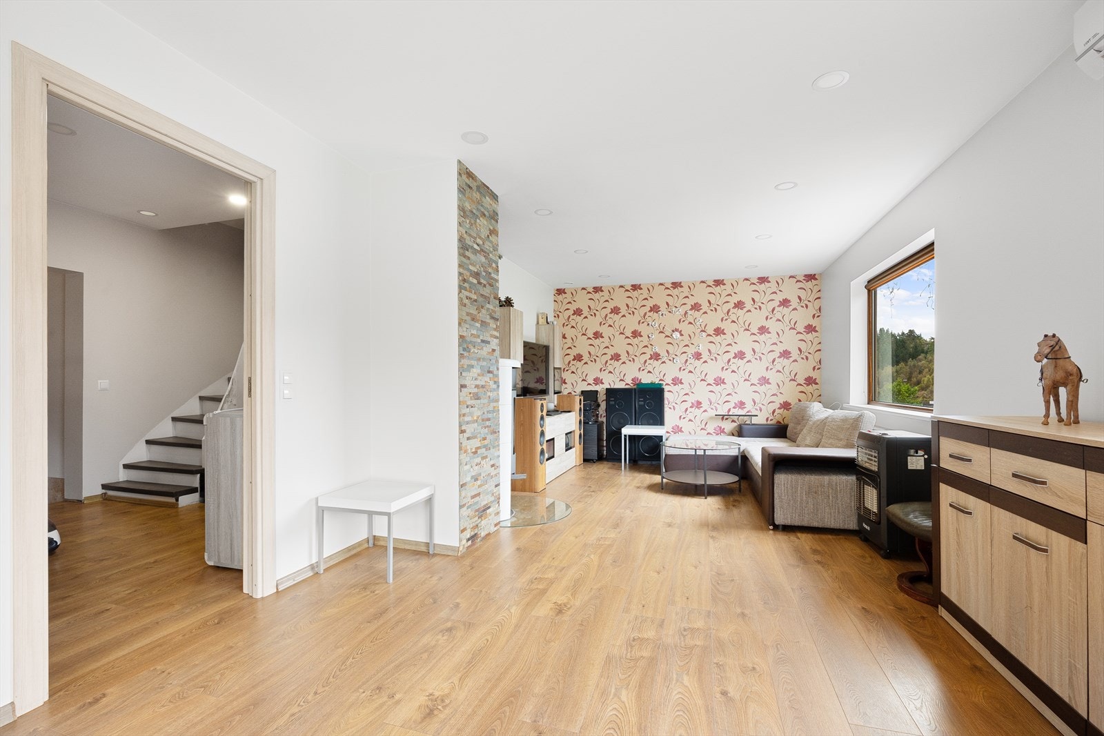 Stue i hovedetasje. Galleribilde