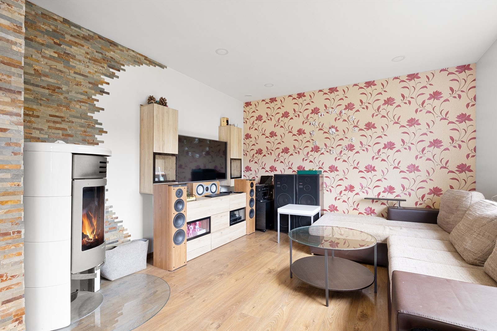 Stue med peis for kalde dager. Galleribilde