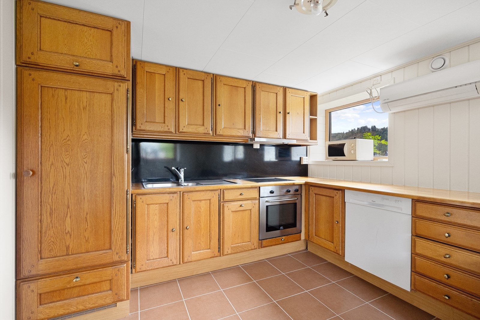 Kjøkken i underetasje. Underetasjen er trolig ikke godkjent til utleiedel og varig opphold. Galleribilde