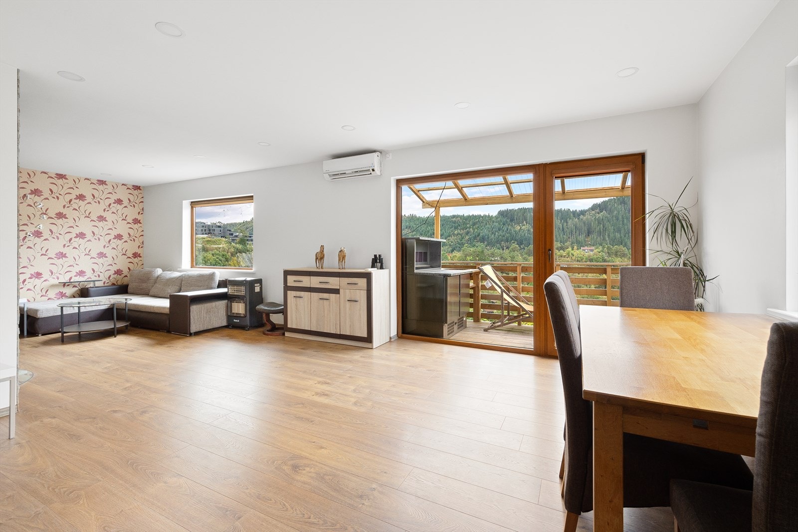 Fra stuen er det utgang til delvis overbygget terrasse på 6 kvm. Galleribilde