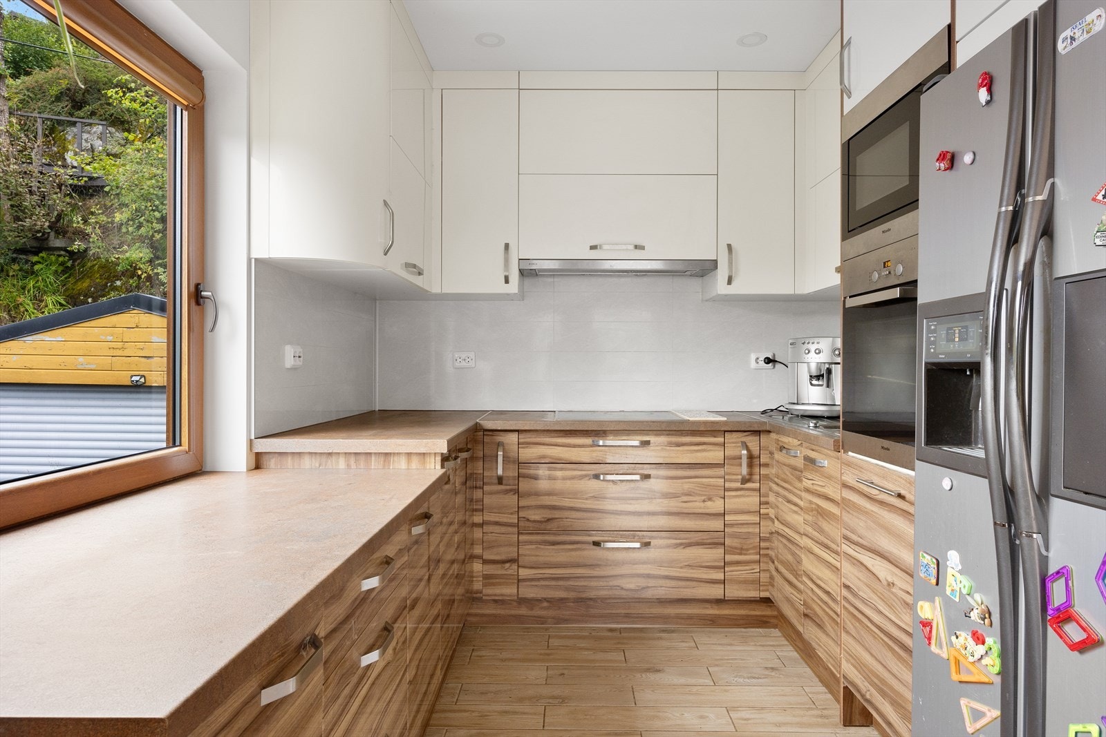 Kjøkkenet har innredning med glatte fronter og benkeplate av laminat. Galleribilde