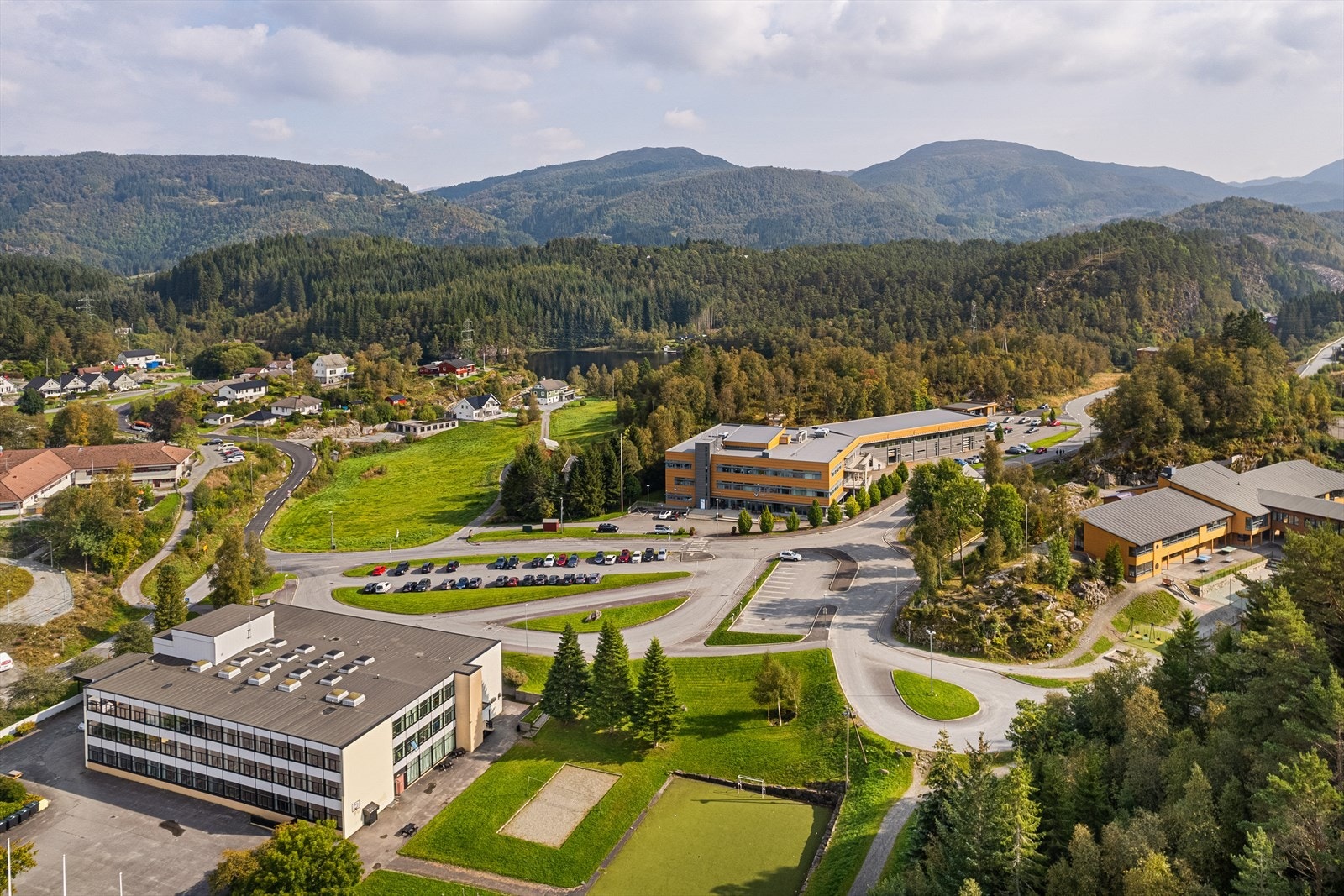 Det er gangavstand til Lonevåg barnehage, Osterøy Ungdomsskule, Osterøy Vidaregåande skule, handlesenter, samt idrettsanlegg og idrettshall. Galleribilde