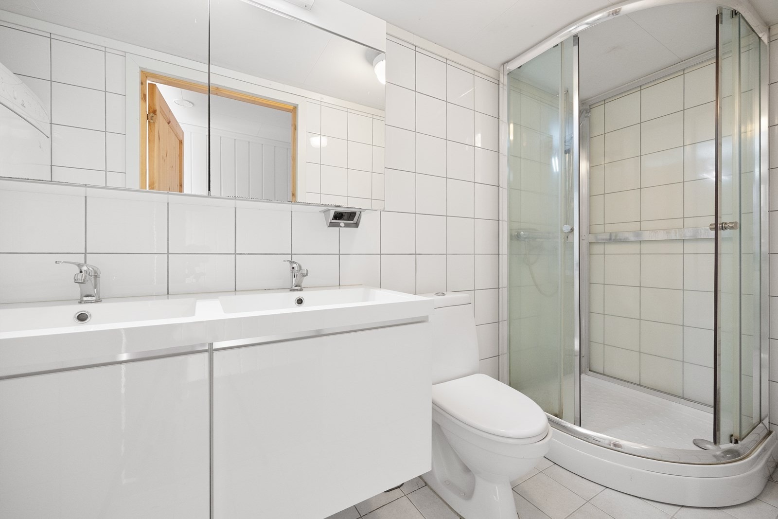 Helfliset baderom med varmekabler i gulv på bad. Galleribilde