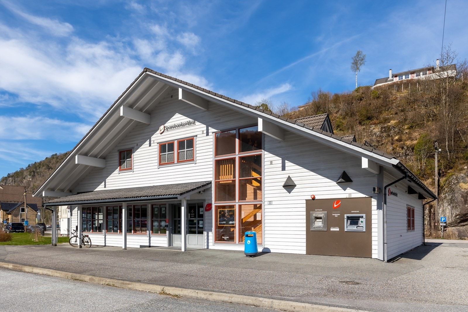 Sparebanken Vest sitt lokale finner man også i Lonevåg. Galleribilde