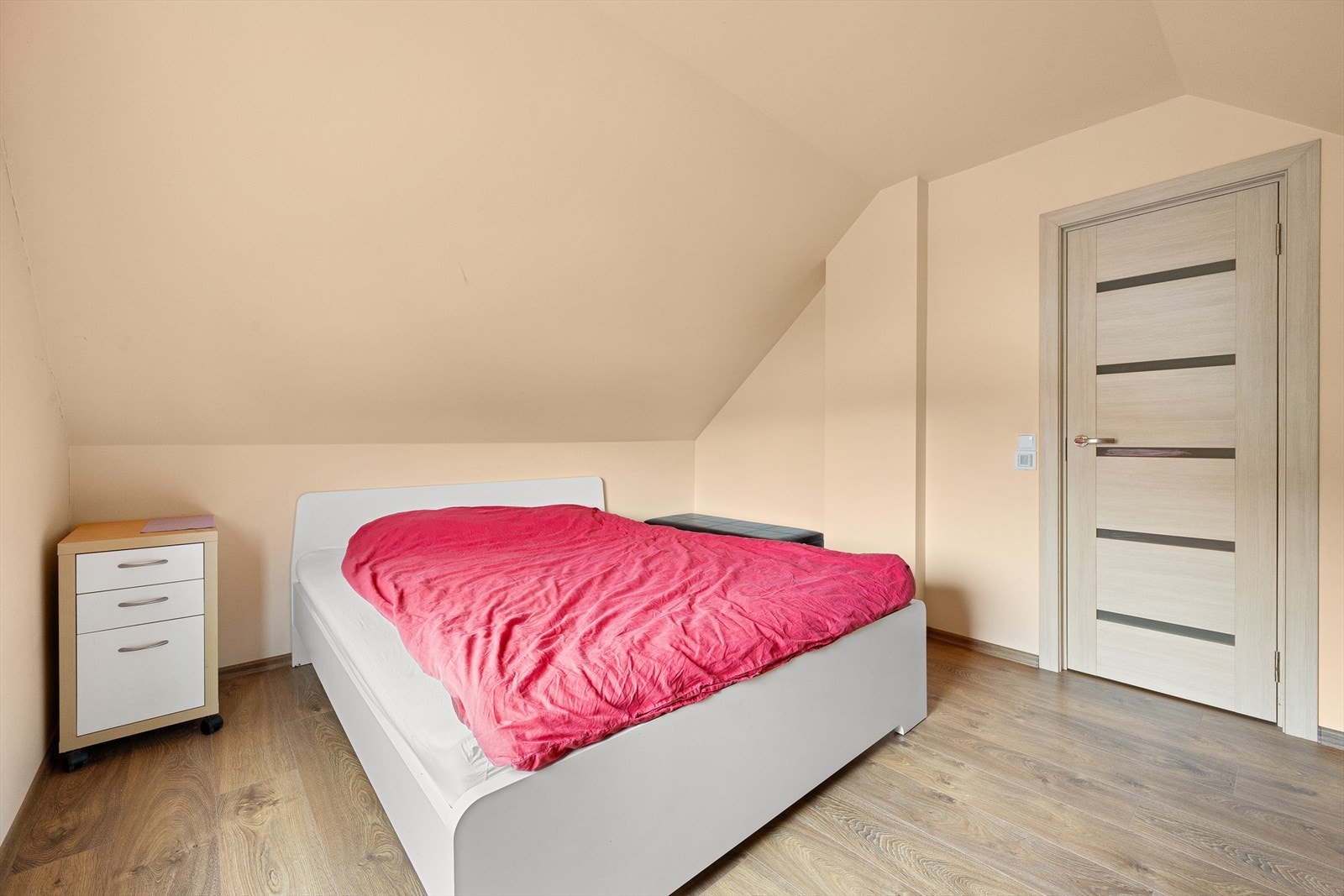 Soverom på loft (ikke godkjent grunnet lite dagslysareal). Galleribilde