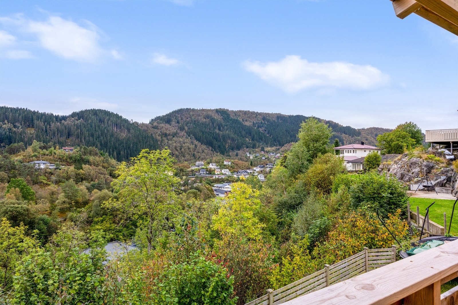 Utsikt mot Lonevåg Sentrum. Galleribilde