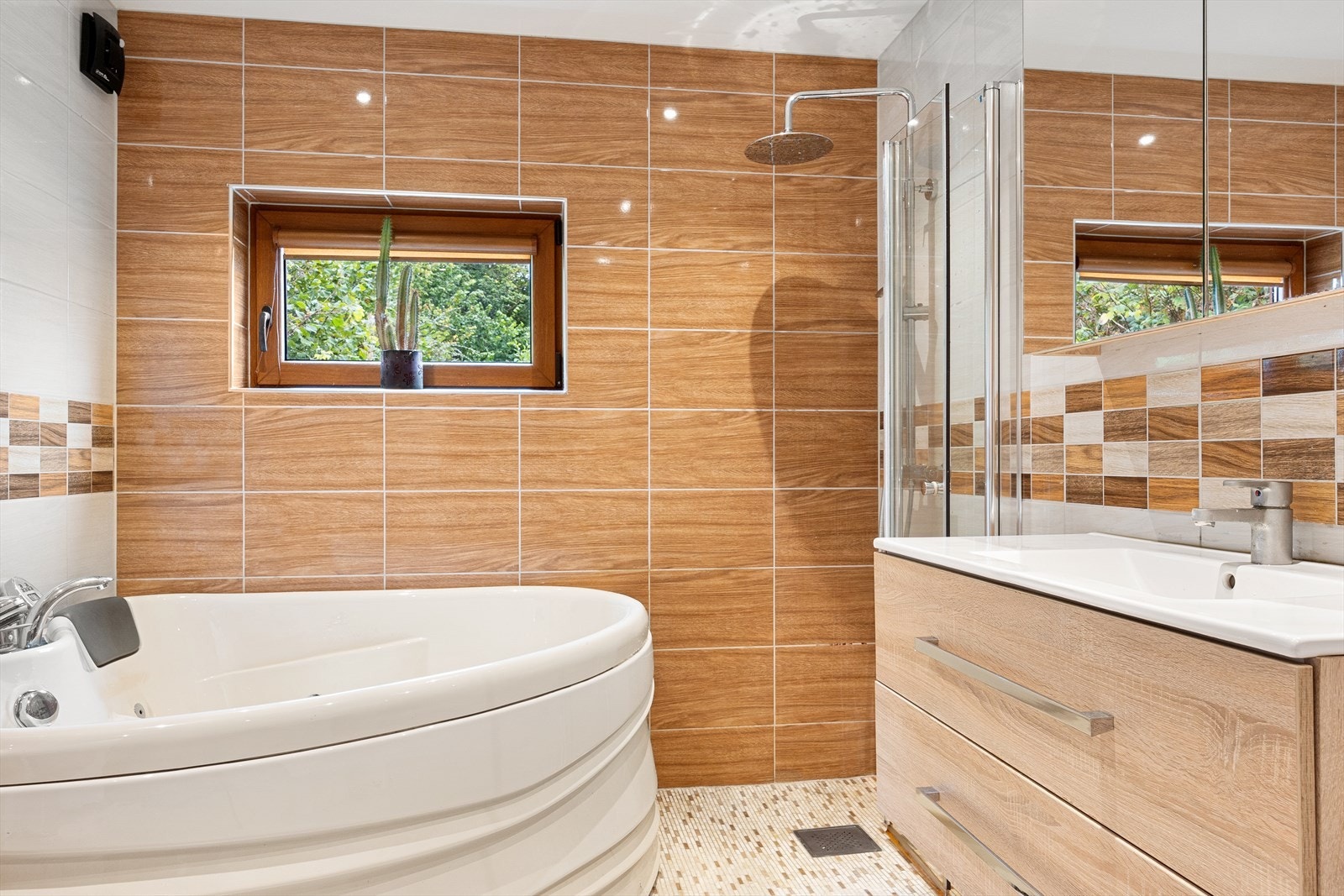 Baderommet er helfliset og har varmekalber i gulv. Galleribilde