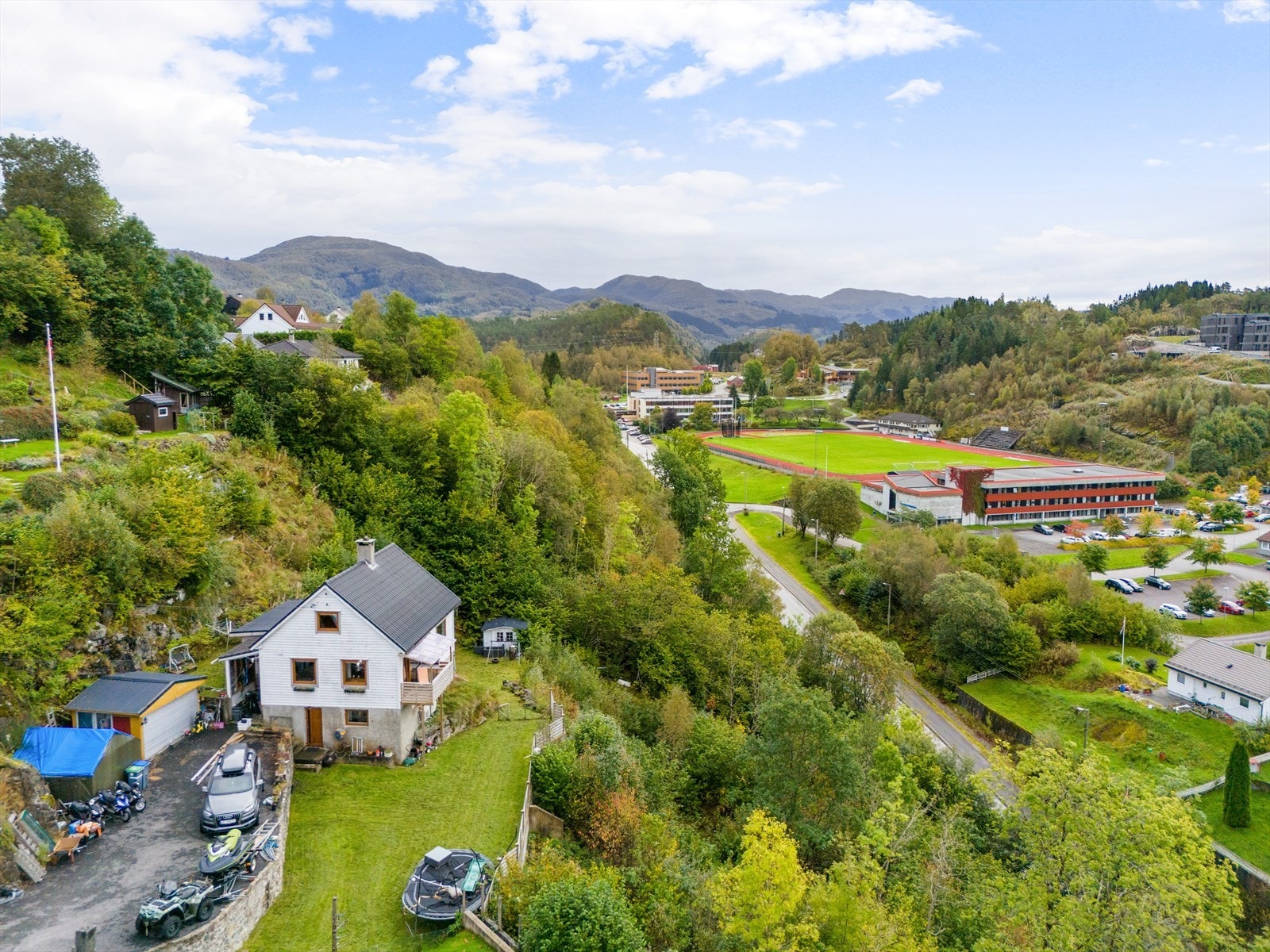 Det er en kort spasertur til Osterøyhallen og Osterøy stadion. Galleribilde