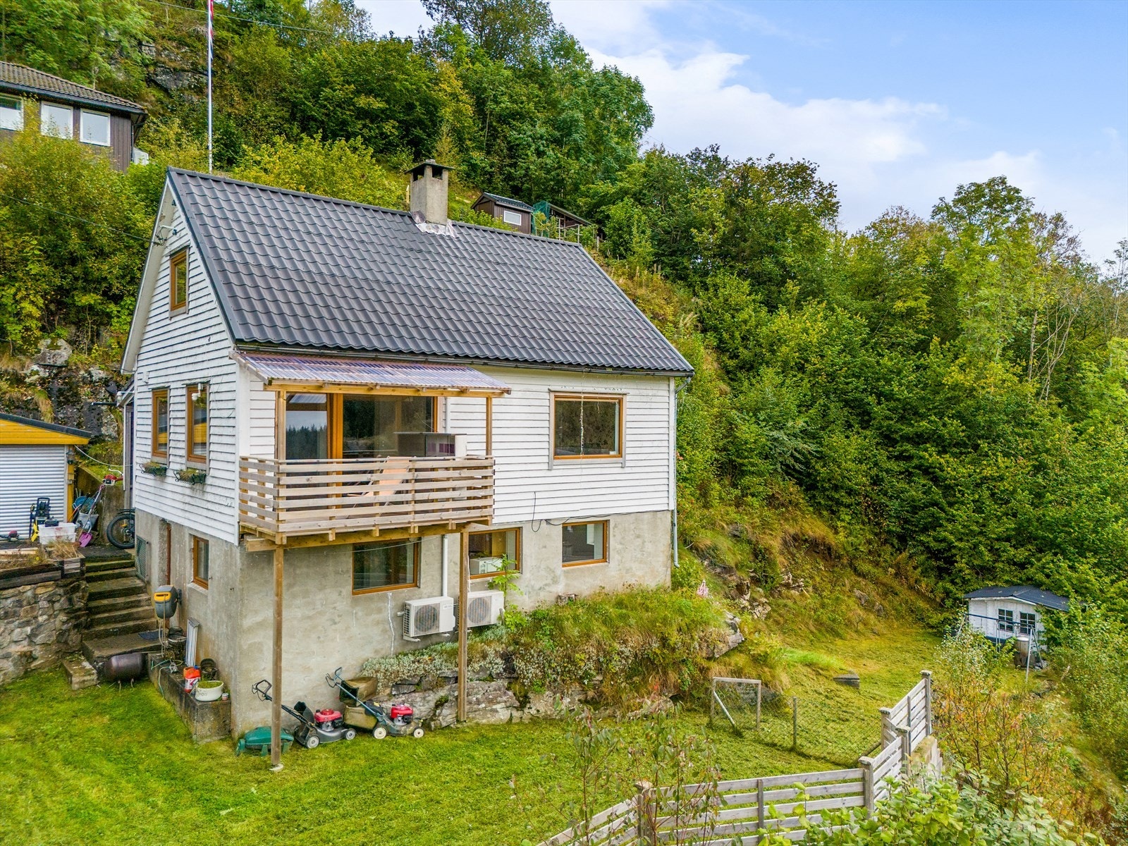 Eiendommen ligger sentralt ovenfor Lonevåg sentrum. Galleribilde