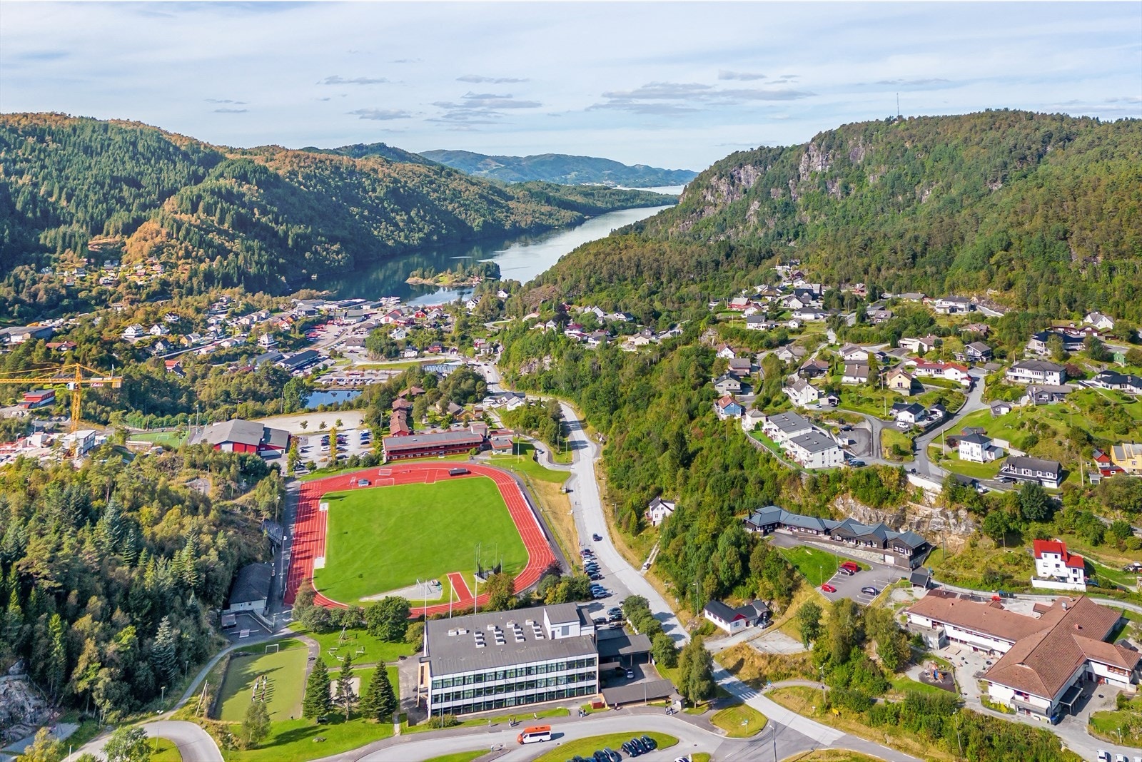 Oversiktsbilde over Osterøyhallen og stadion. Galleribilde
