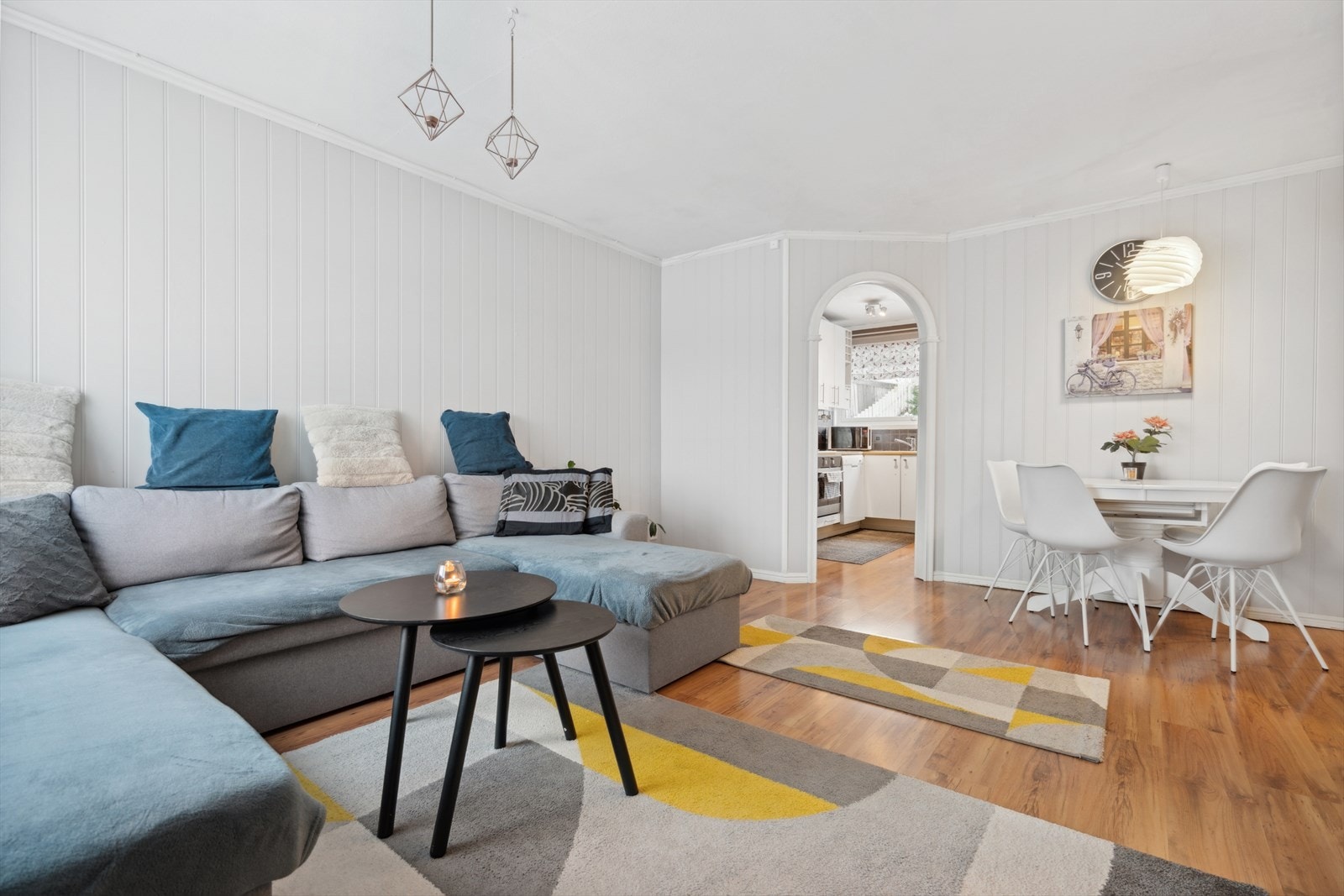 Det er mulighet for å åpne opp vegg mellom stue og kjøkken Galleribilde