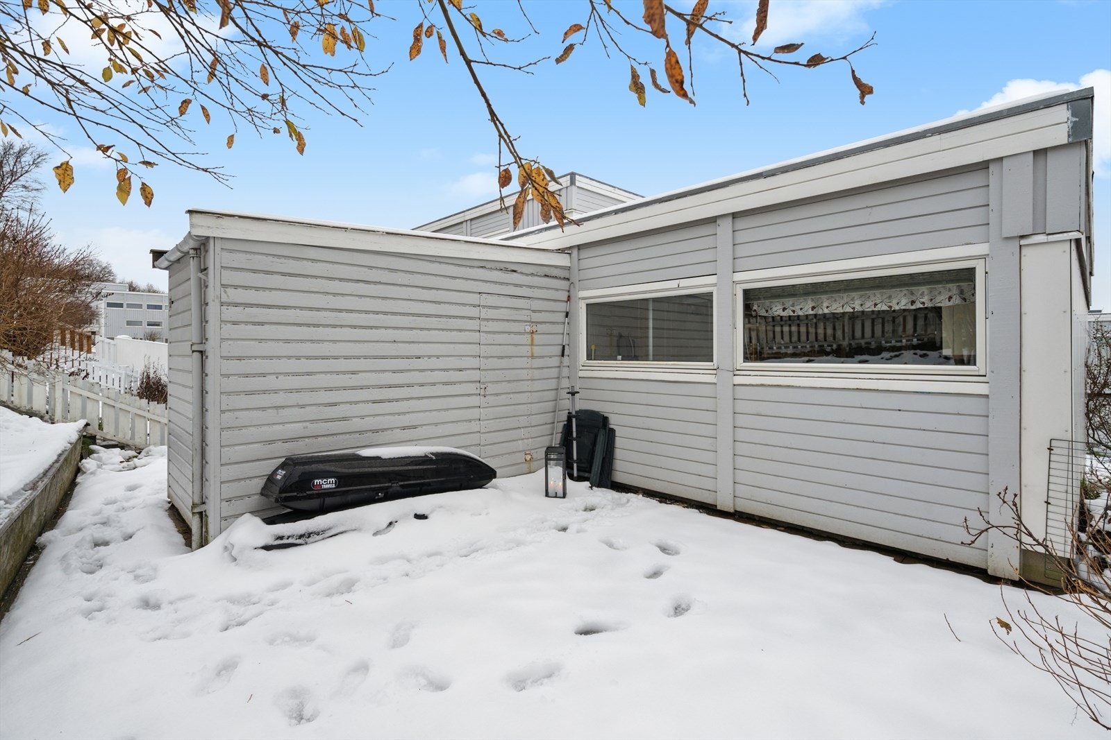 Platting med beplantning ved inngangsparti Galleribilde