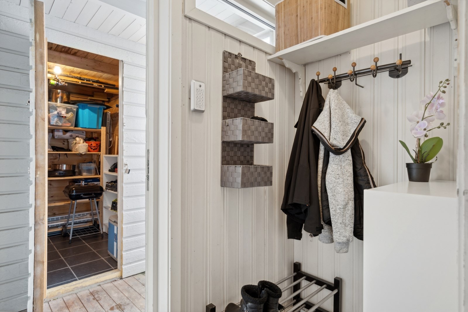 Praktisk bod ved inngangsparti Galleribilde