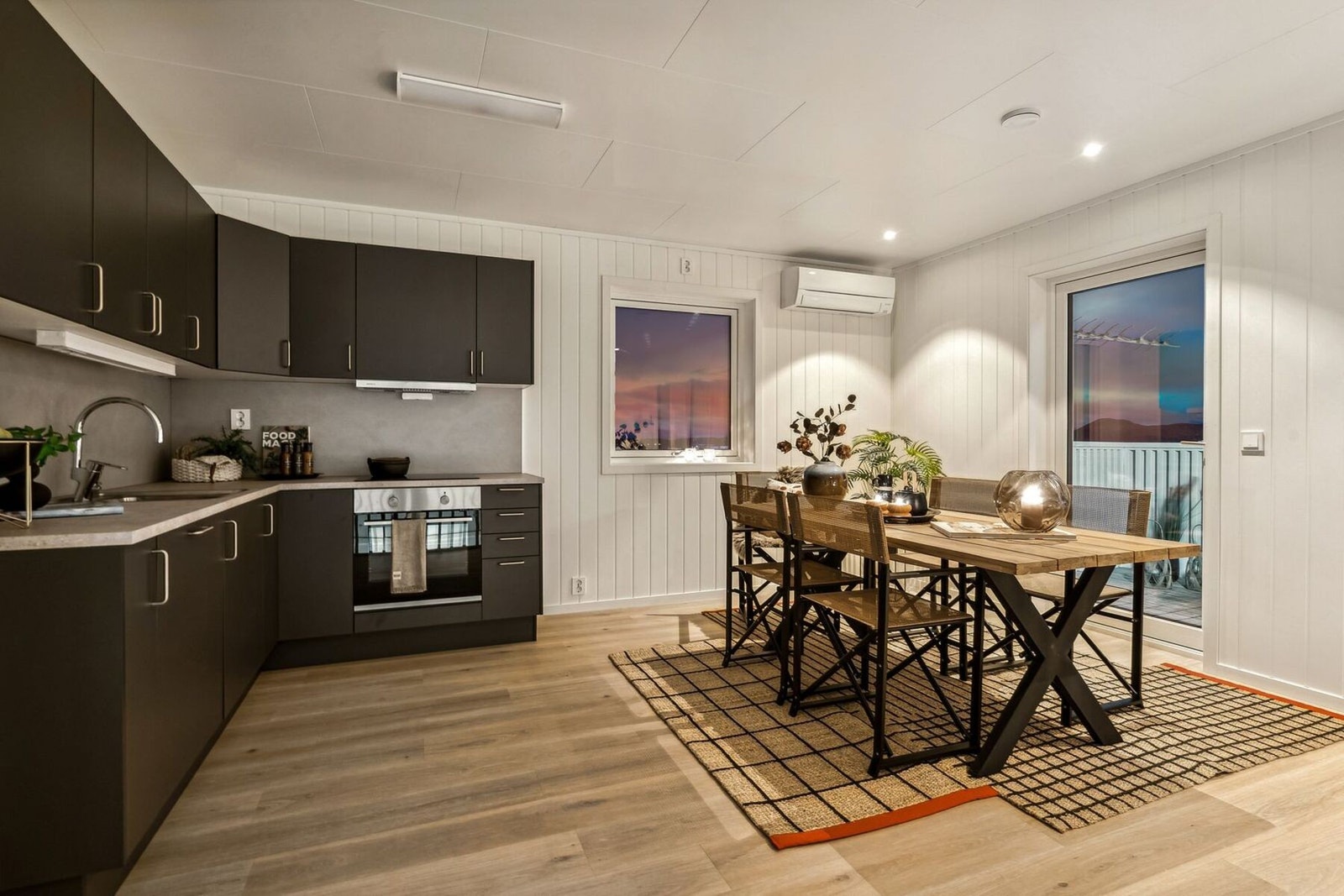 Boligen har en gjennomgående god og moderne standard. Balansert ventilasjonsanlegg gir godt inneklima. Galleribilde