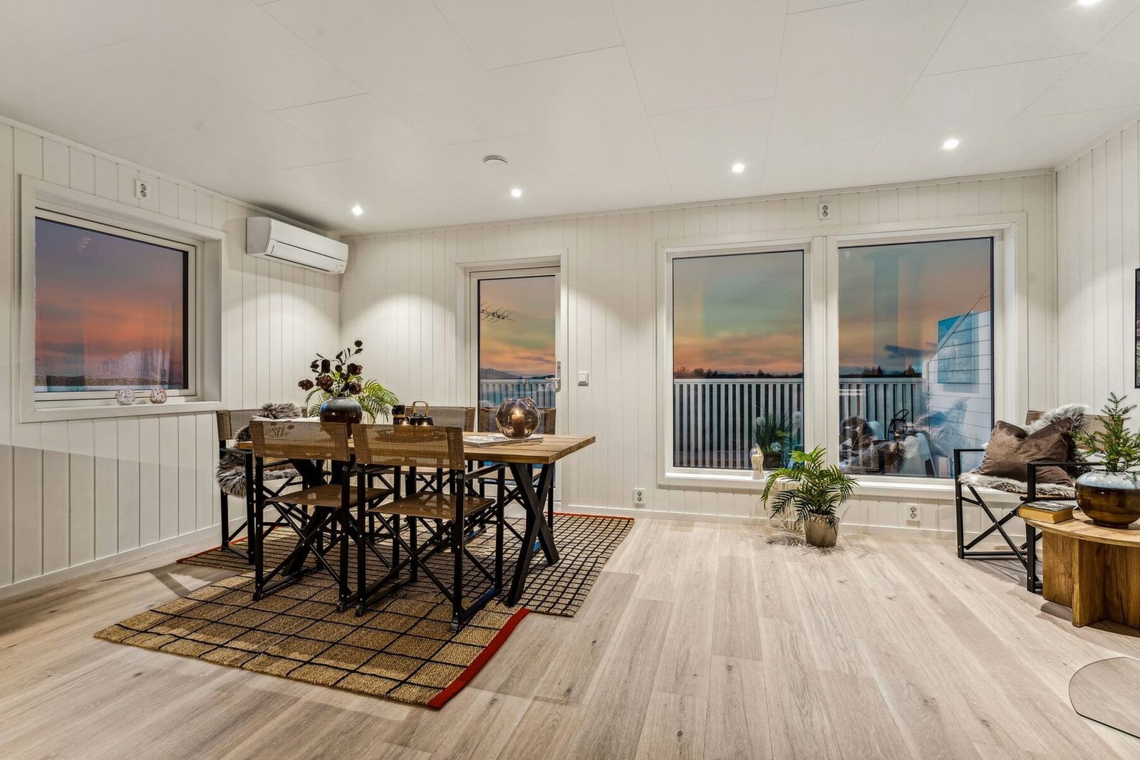 Trivelig stue med lyse overflater og store vindusflater som gir flott utsikt. Galleribilde