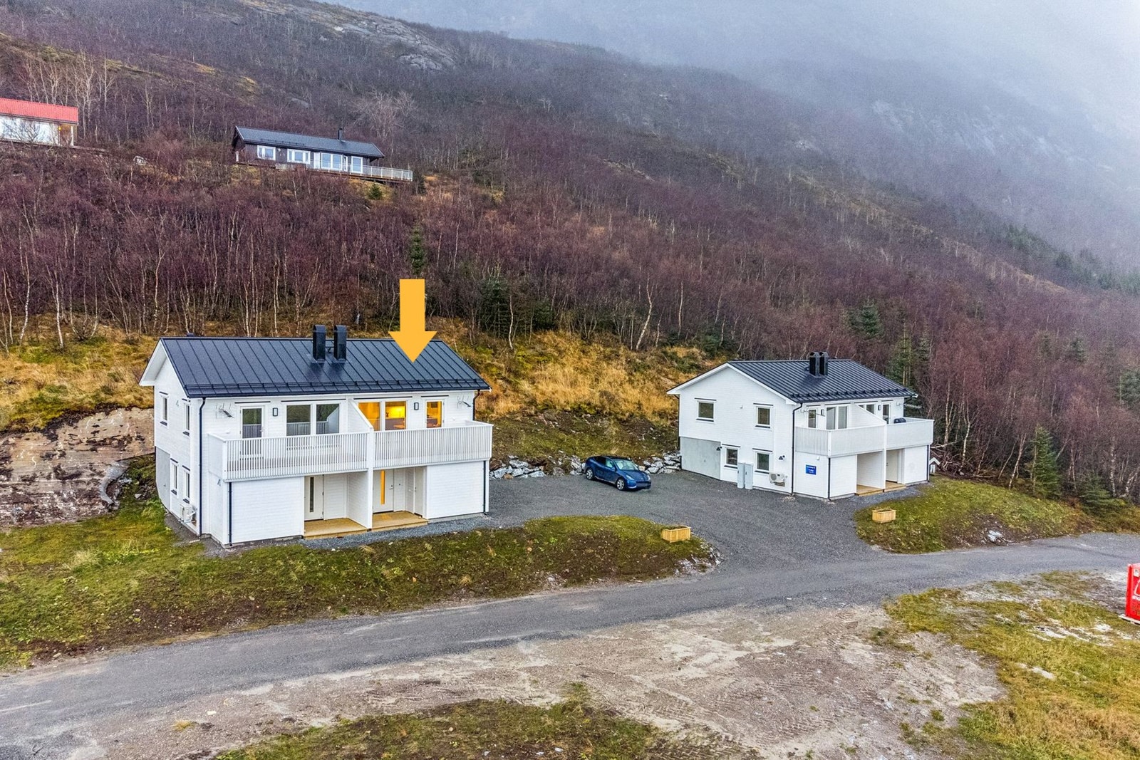 Nyoppført og moderne halvpart av tomannsbolig oppført i 2024 som går over 2 plan. Galleribilde