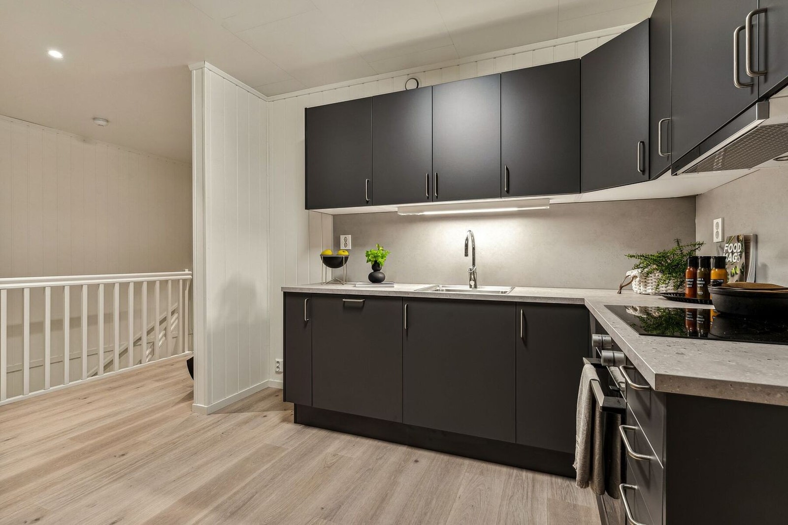 Klargjort plass og stikkontakt for kjøleskap Galleribilde