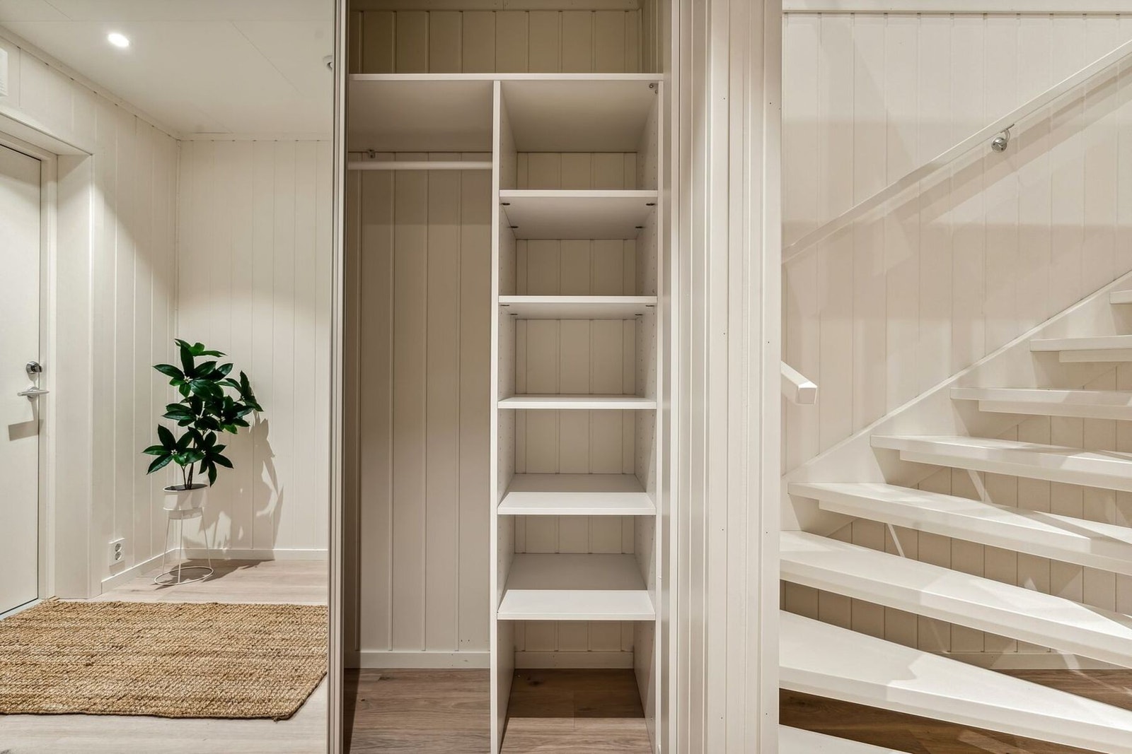 God oppbevaringsplass i skyvedørsgarderobe med speilfronter. Galleribilde