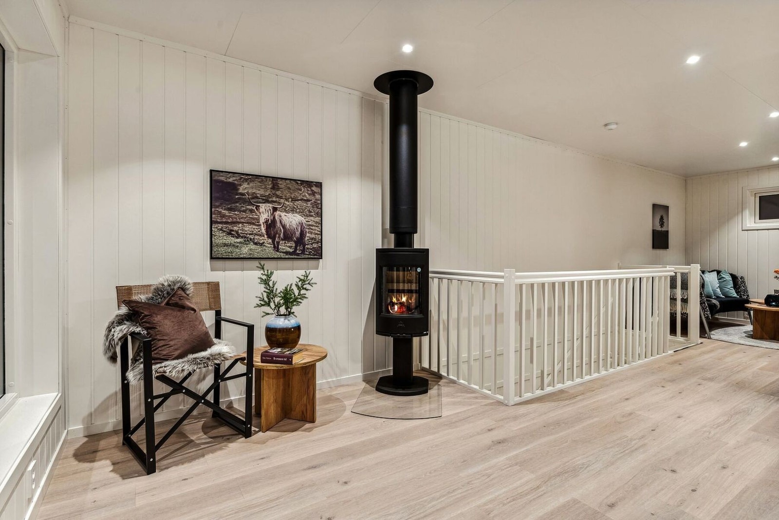 I 2. etasje er det etablert både vedfyring og varmepumpe som gir jevn og god oppvarming hele året. Galleribilde