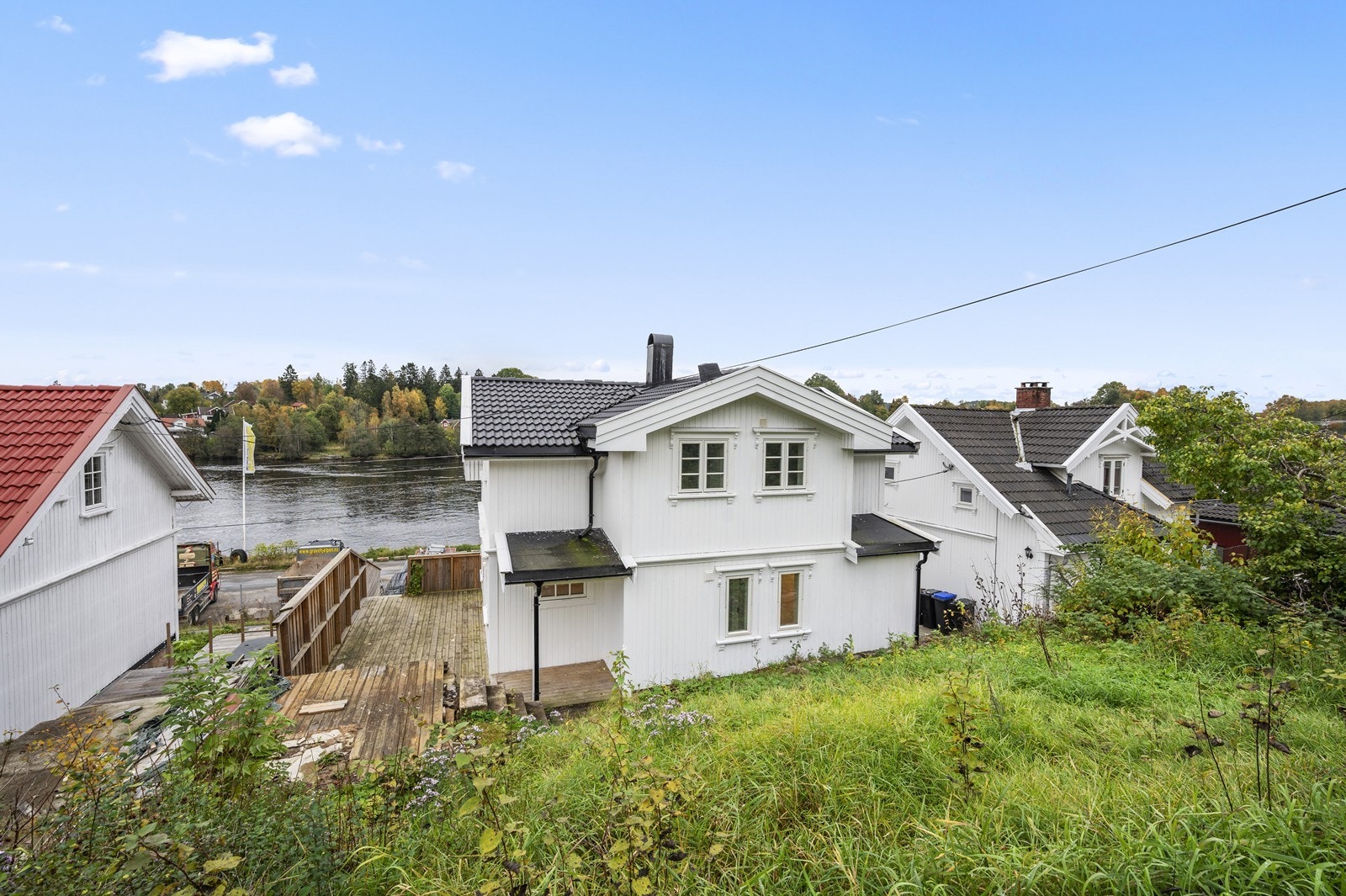 Fra eiendommen er det utsikt mot Glomma, som renner på andre siden av veien. Galleribilde