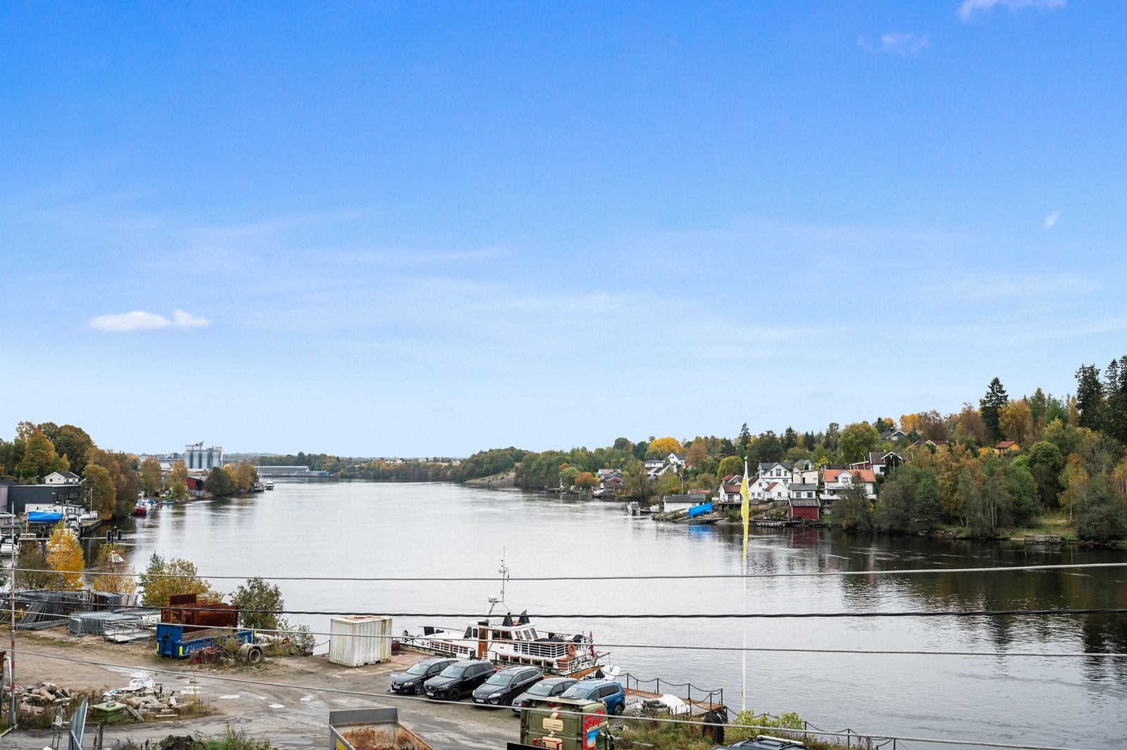 Langs greåkerveien renner Glomma. Galleribilde