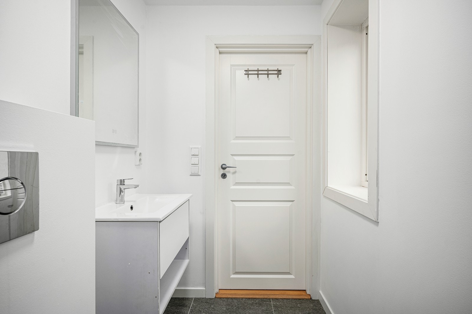 Her der det vegghengt klosett, servant med skuff under og speil på vegg. Galleribilde