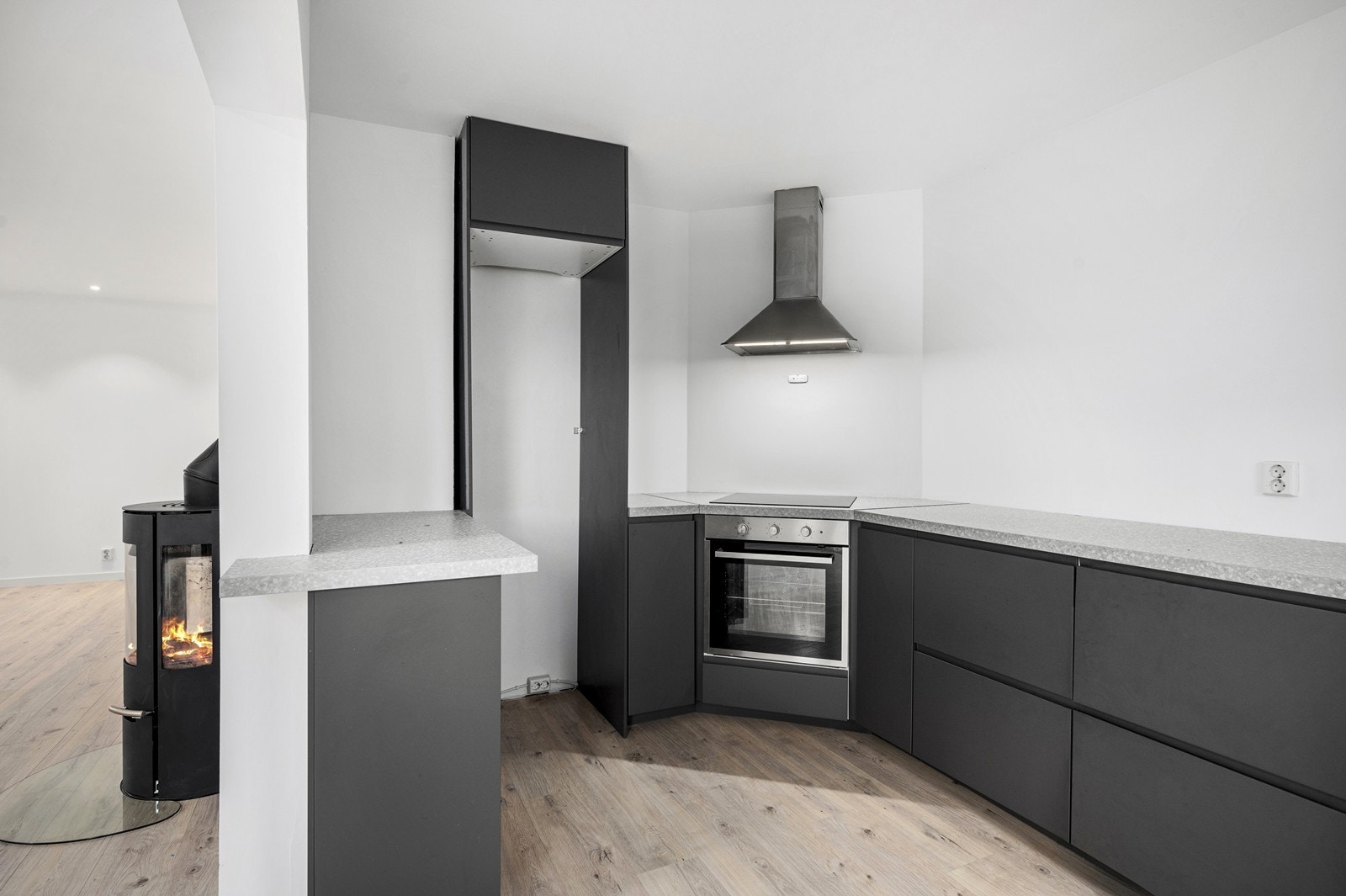 Godt med skap- og benkeplass på kjøkkenet. Det er praktiske skuffer under benken. Galleribilde